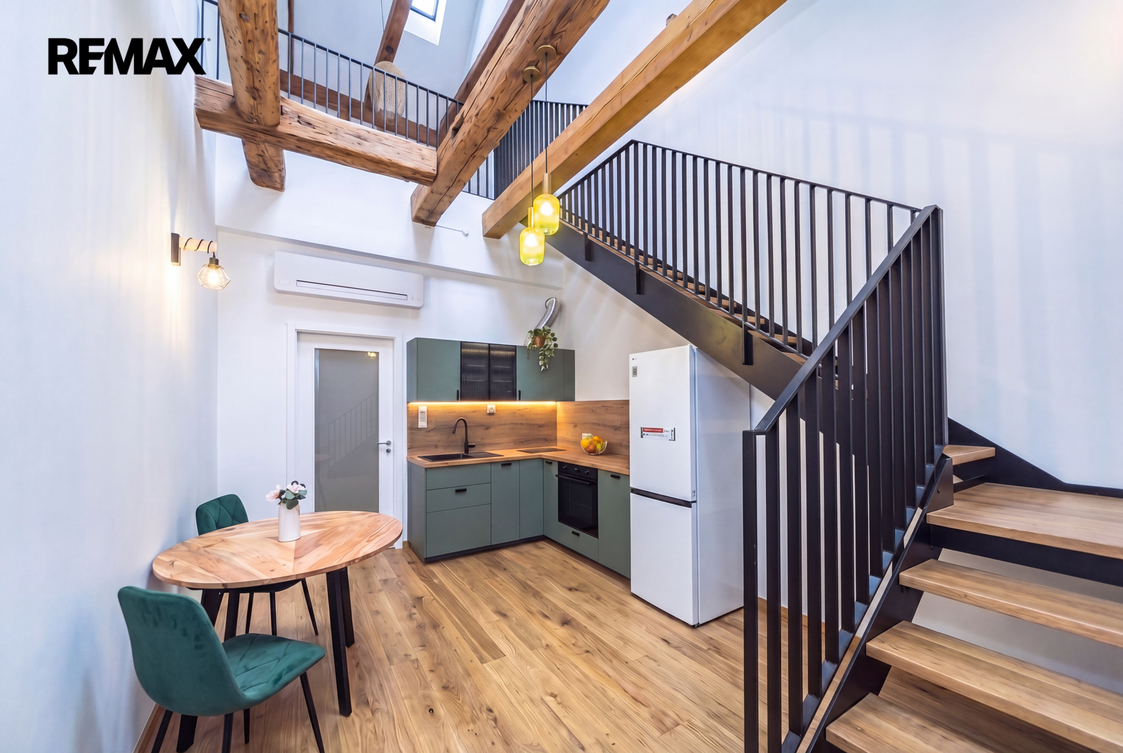 Obývací pokoj s jídelnou a schodiště