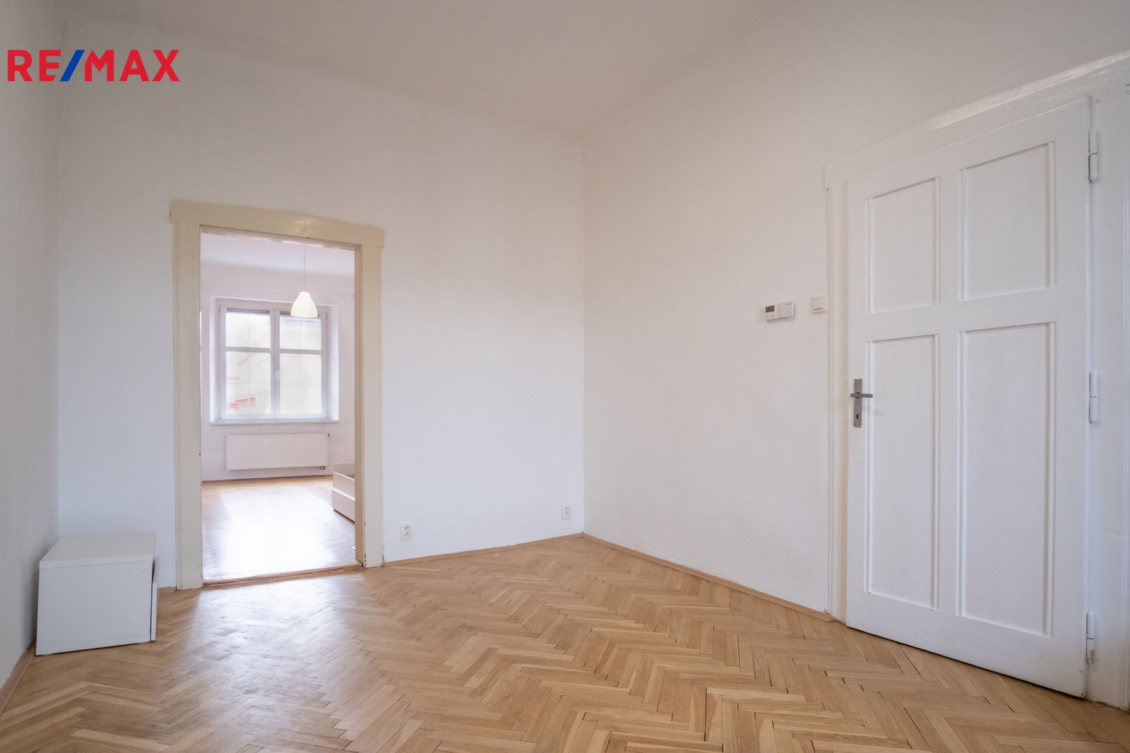 Obývací pokoj - průhled do ložnice