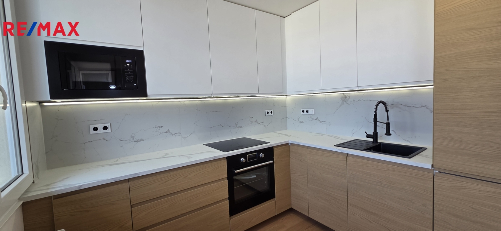 Kuchyň včetně spotřebičů