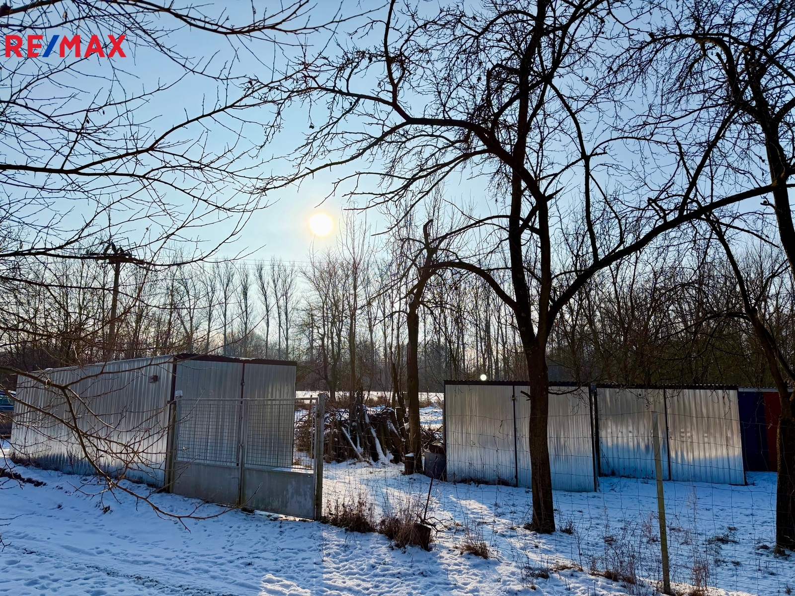 pozemek s montovanými garážemi