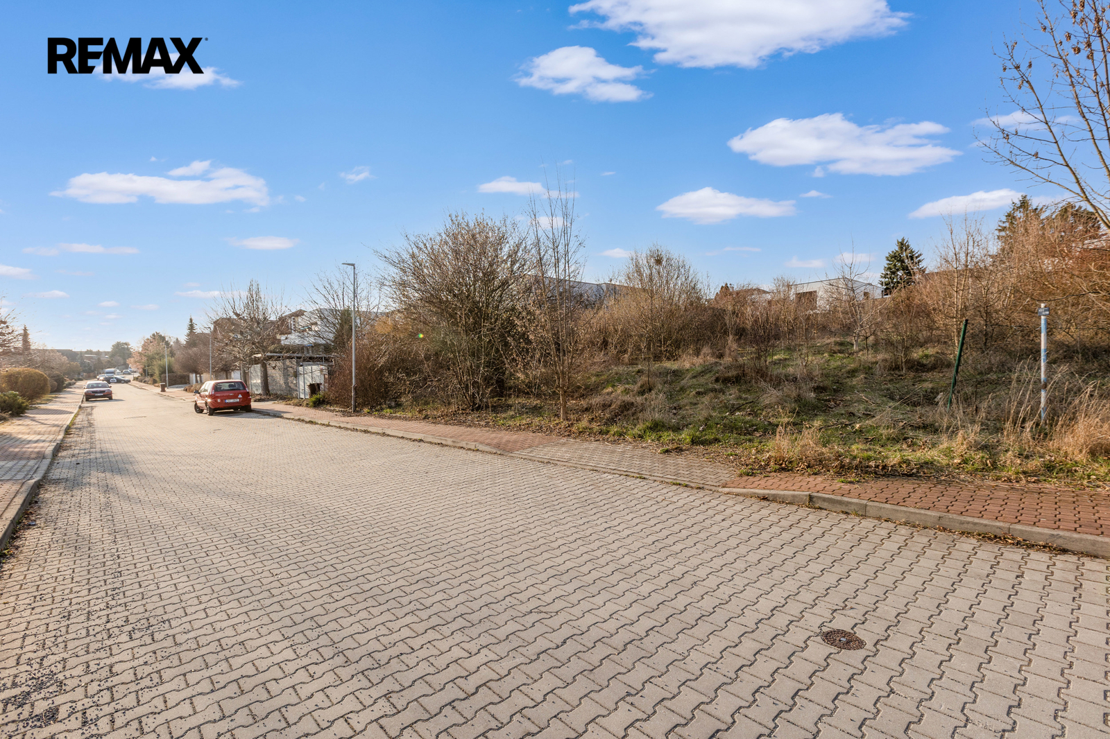 Příjezdová cesta k pozemku