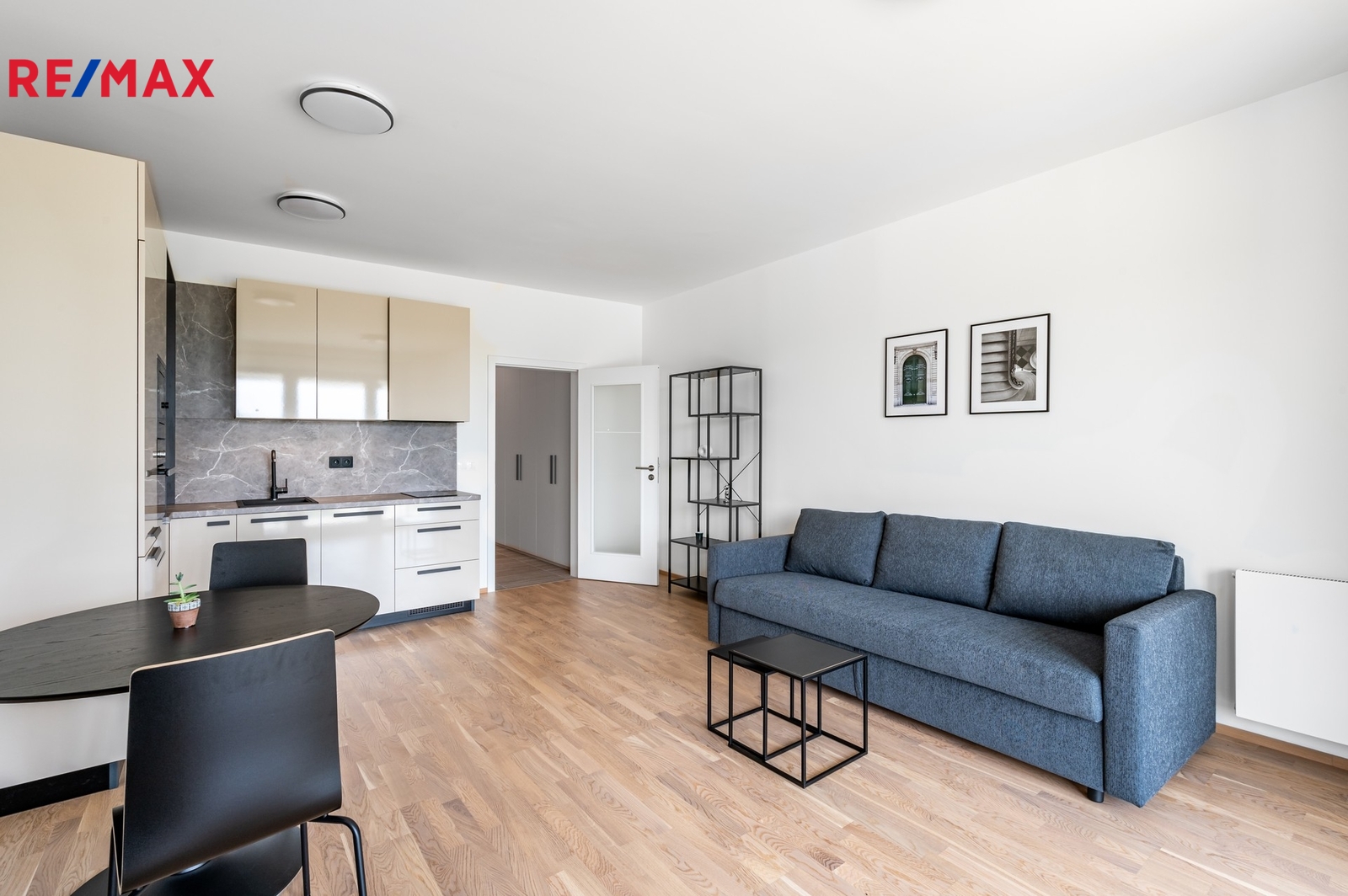 Obývací pokoj s kuchyní