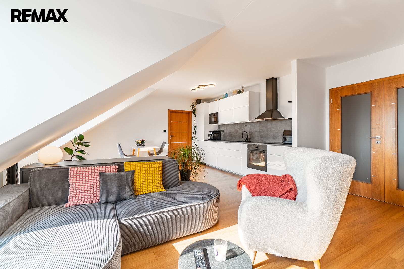 Obývací prostor s jídelnou a kuchyňským koutem