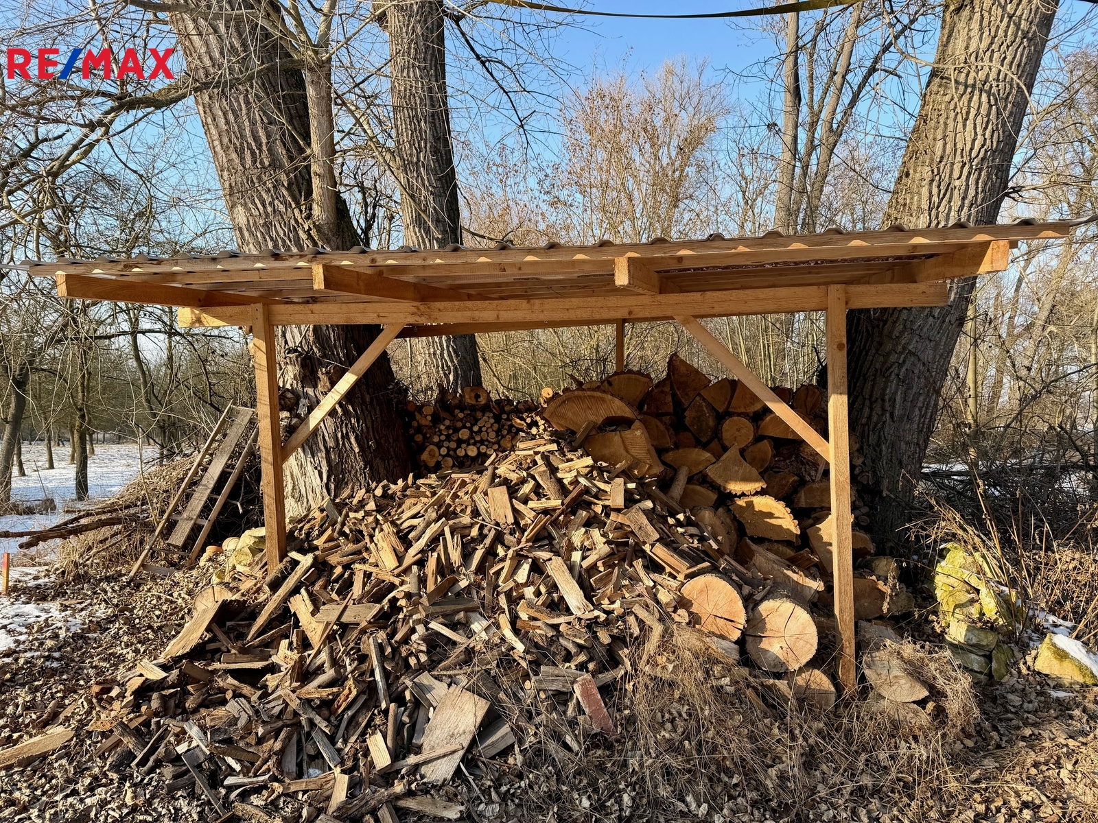 přístřešek na palivové dřevo