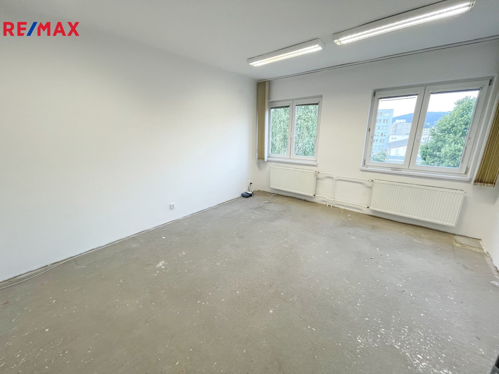 Interiér kanceláře - bude nový koberec a vymalován