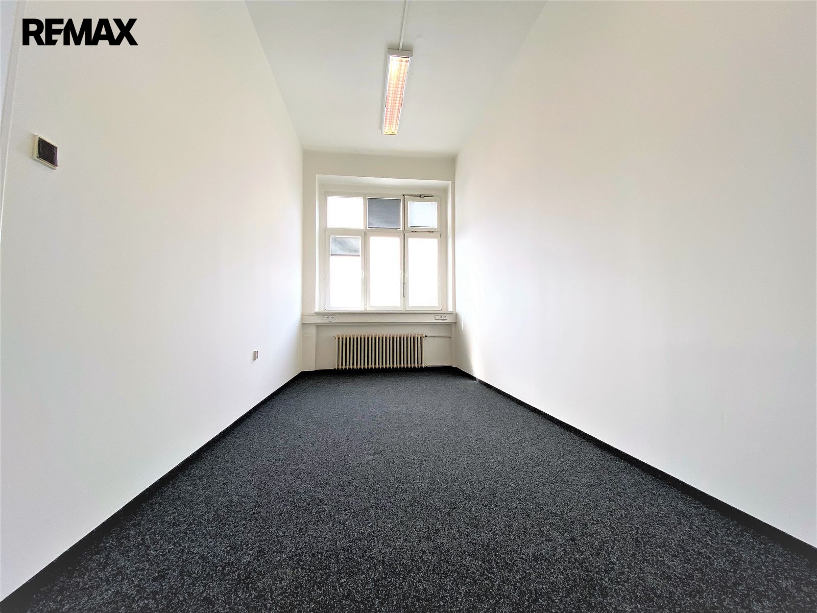 kancelář malá 25 m2 s kobercem