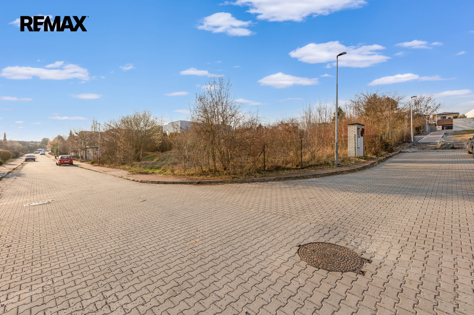 Příjezdová cesta k pozemku