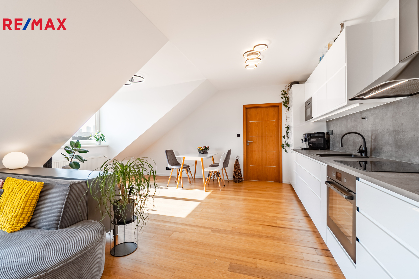 Obývací pokoj s kuchyní