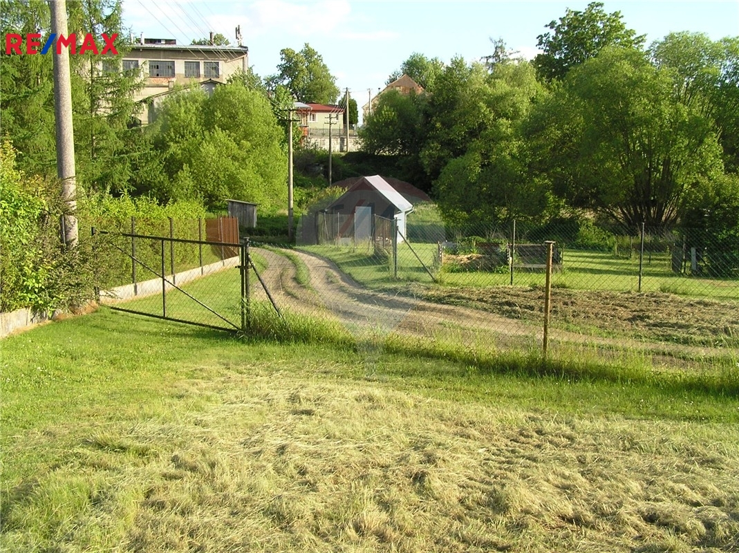 příjezdová cesta z jihu