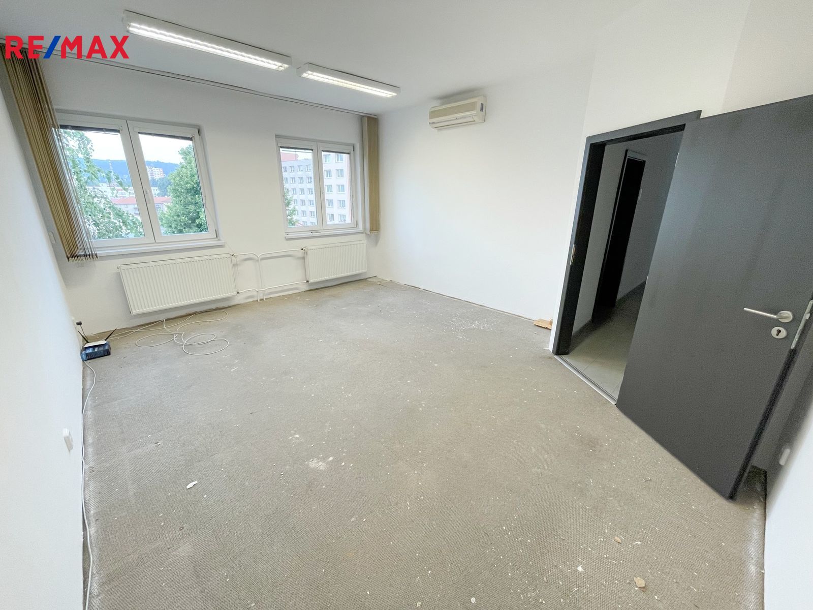 Interiér kanceláře - bude nový koberec a vymalován
