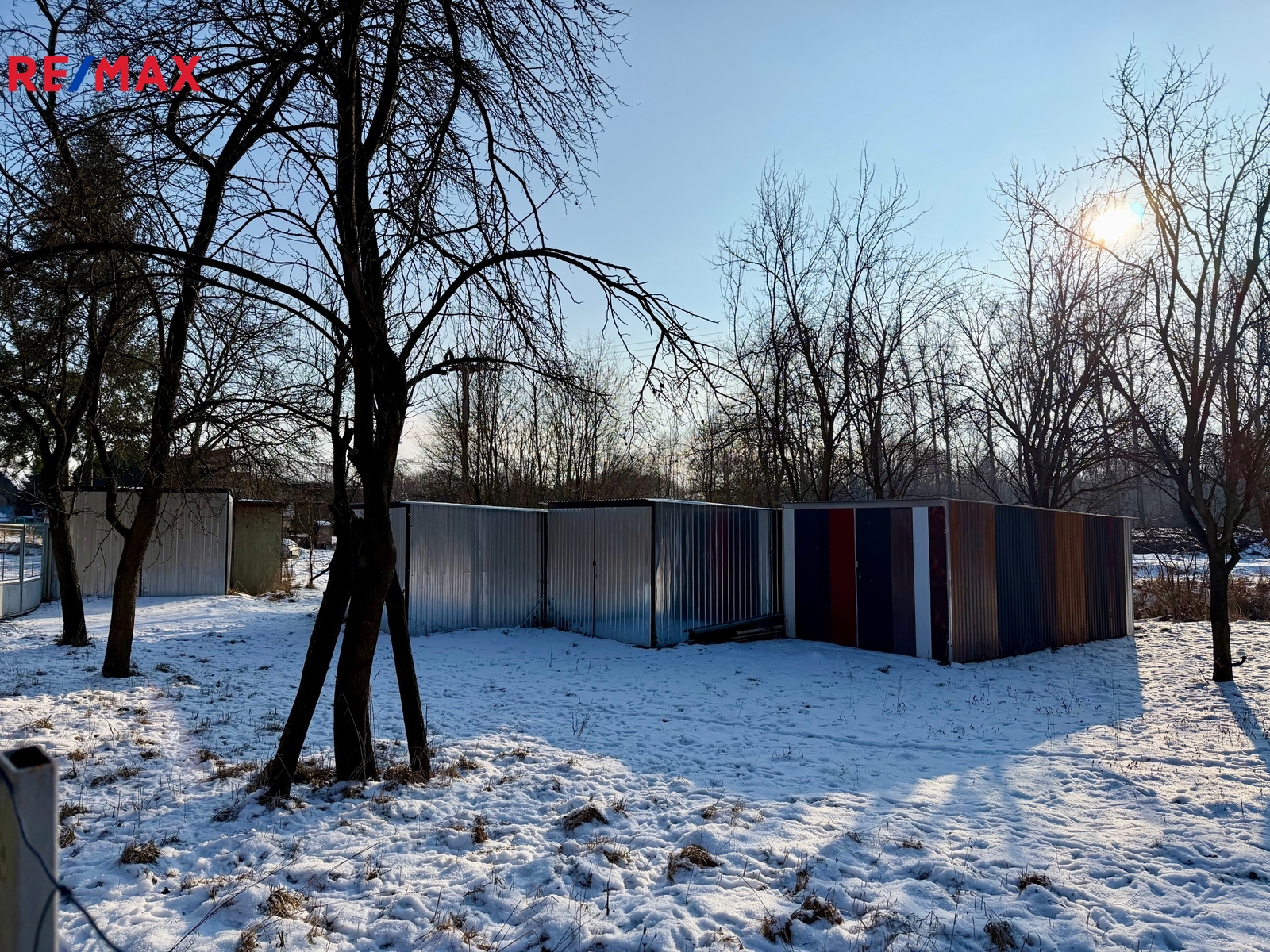 pozemek se 4 montovanými garážemi