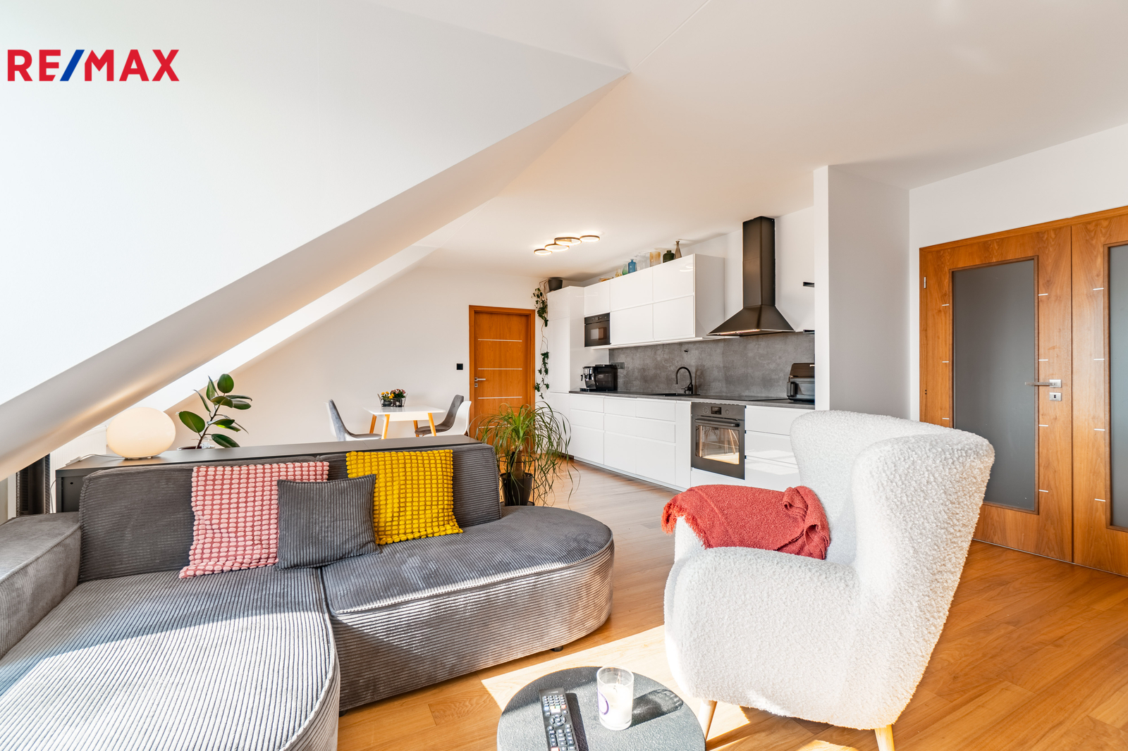 Obývací pokoj s kuchyní