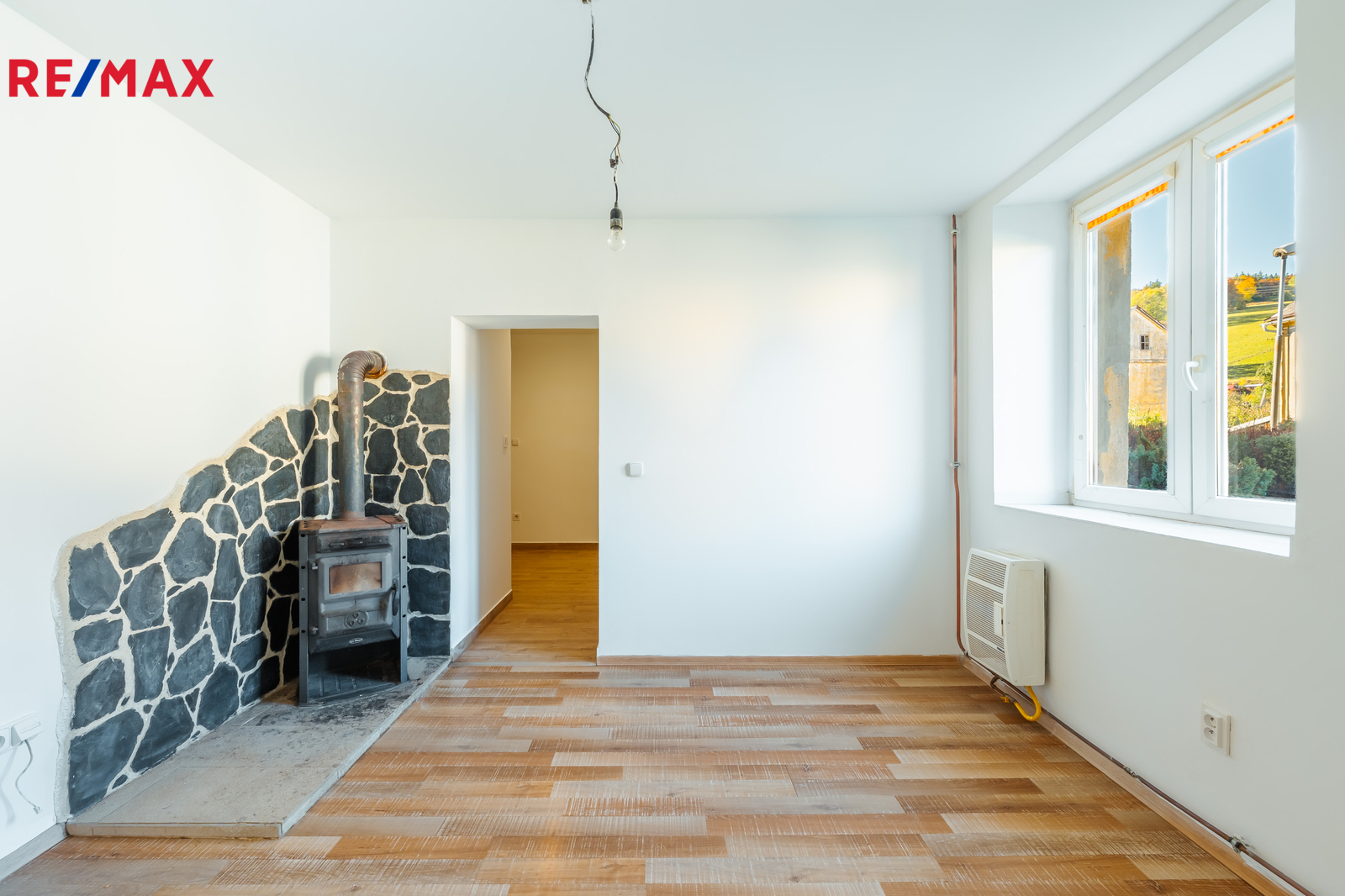 obývací pokoj s krbem