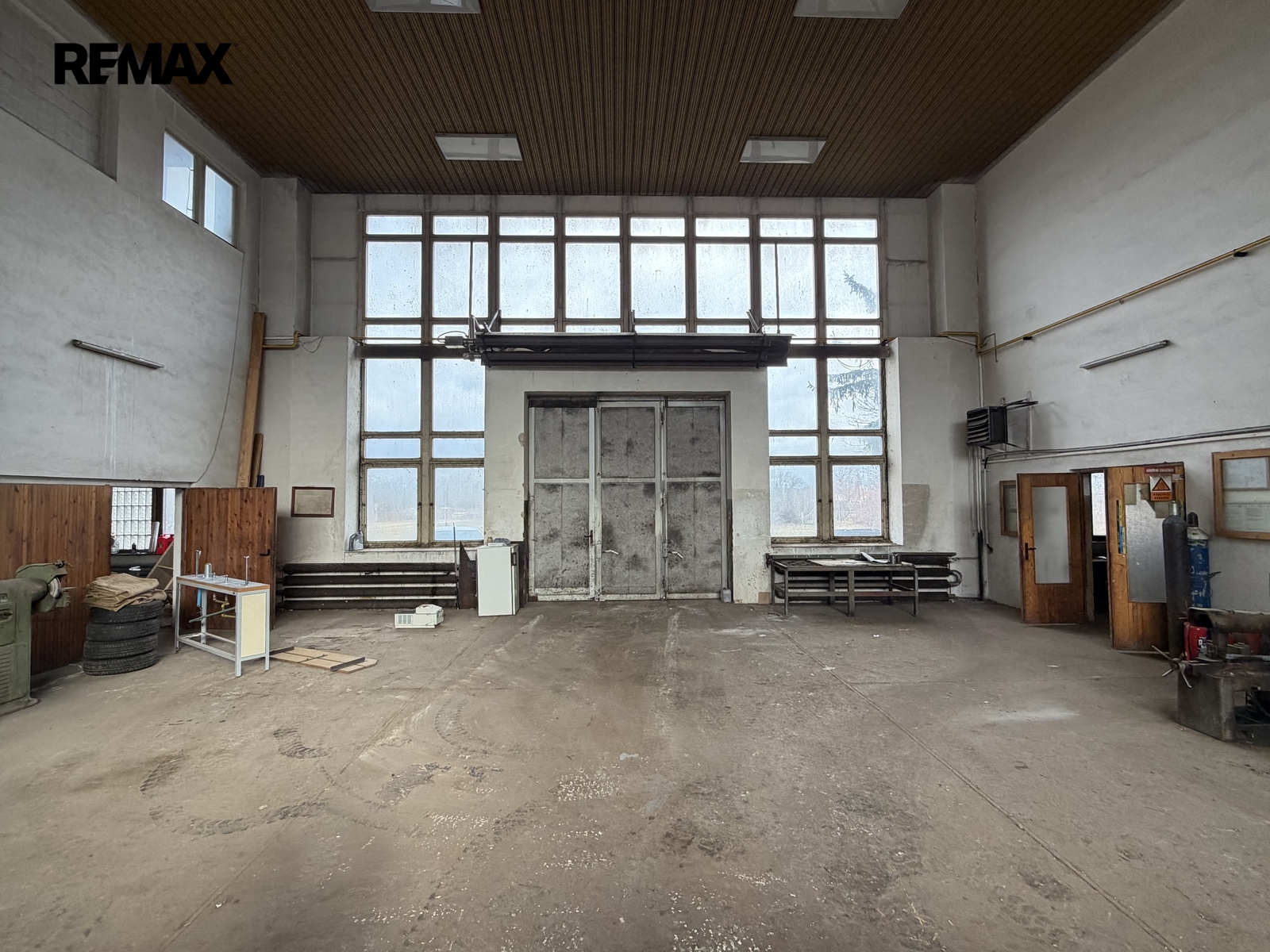 pohled v hlavní dílně na vjezd