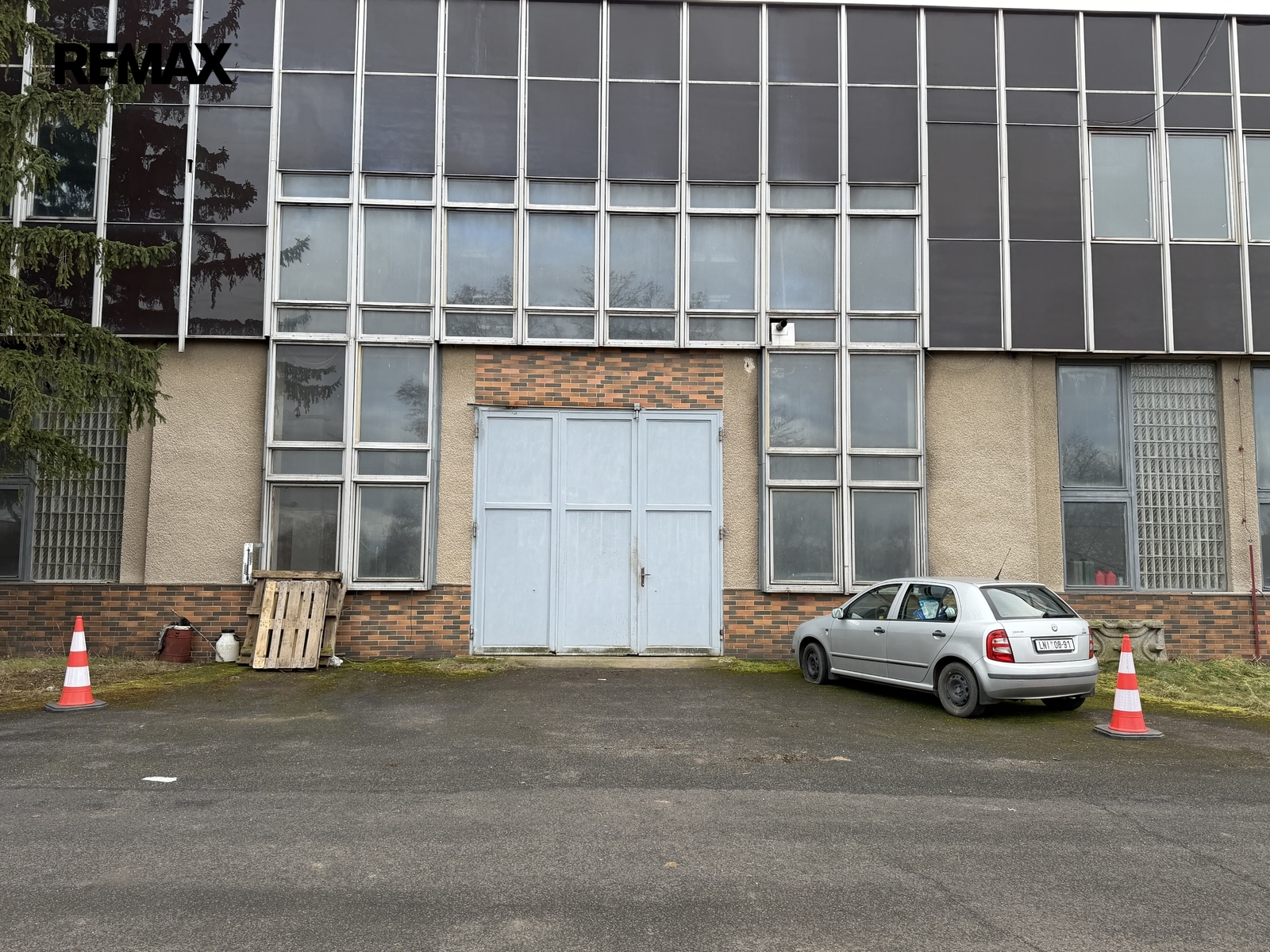 vjezdová brána do dílny