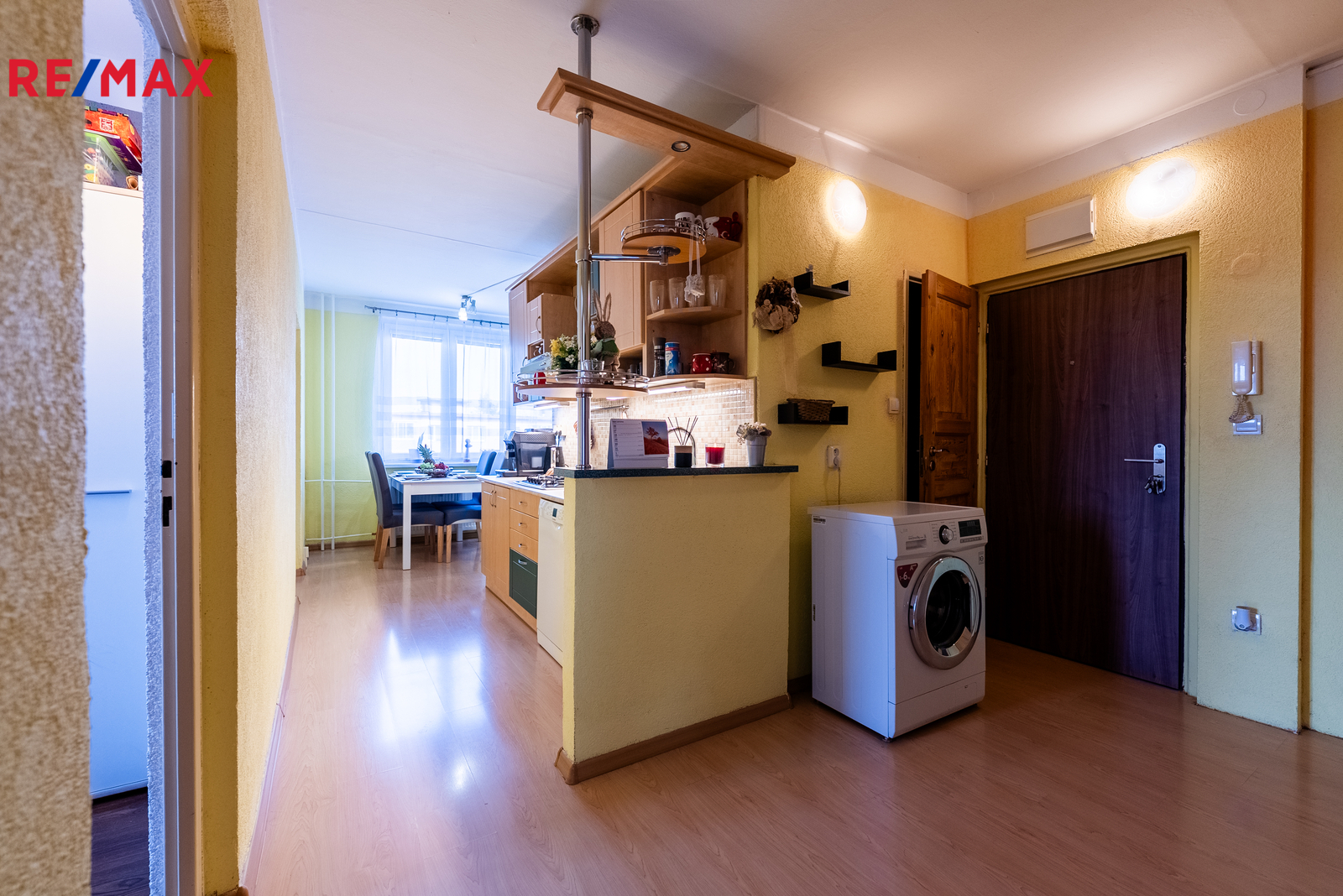 Chodba s pohledem do kuchyně