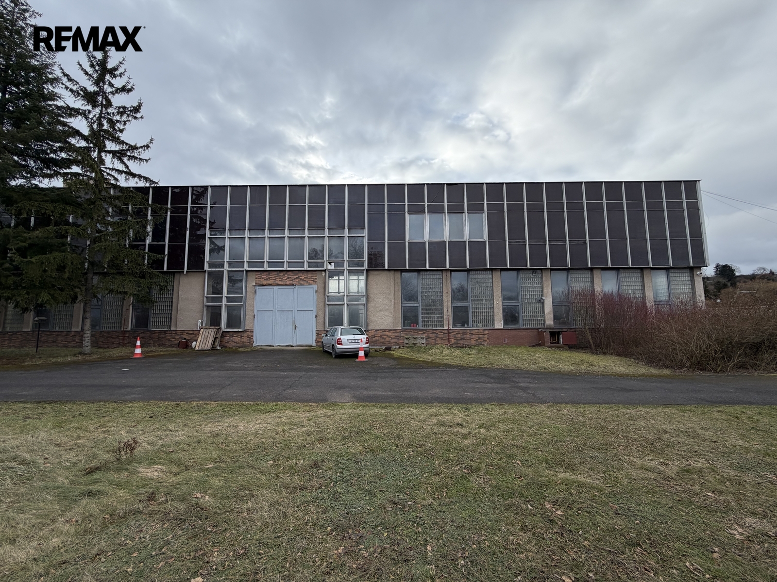 přední pohled na vjezd do dílny