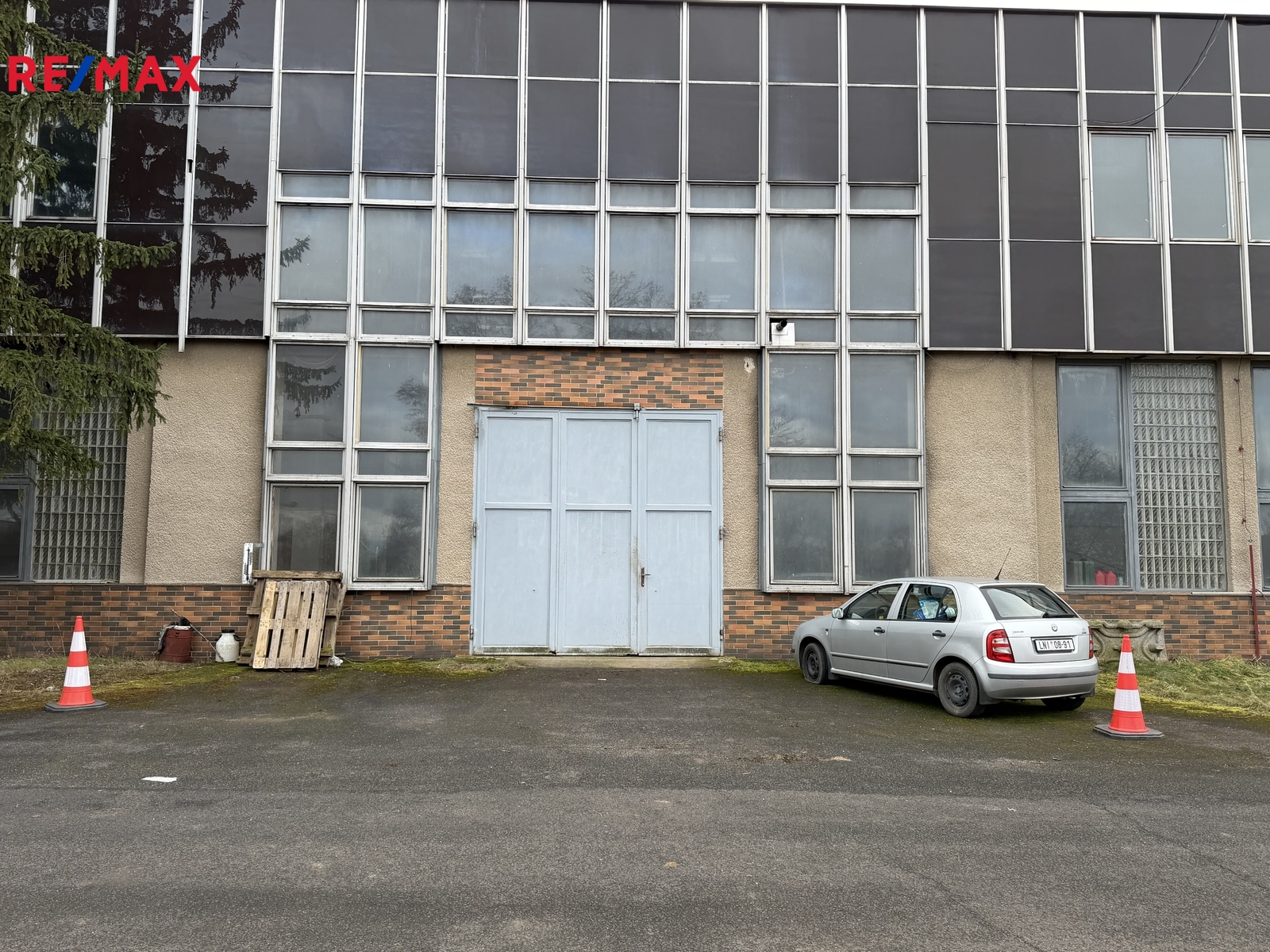 vjezdová brána do dílny