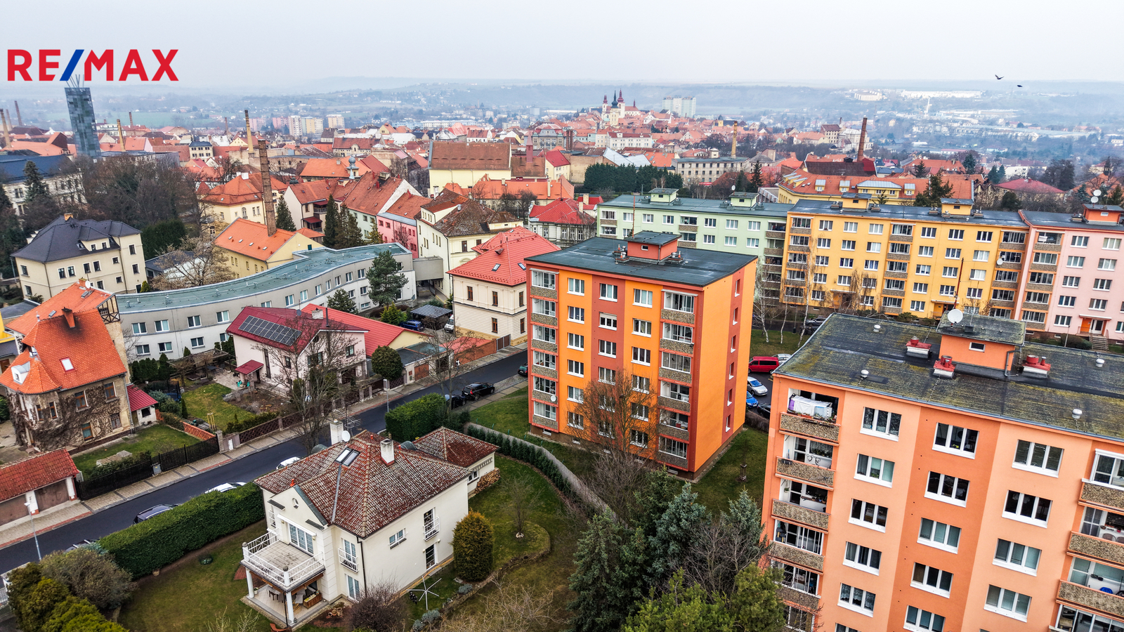 Zadní pohled na panelový dům