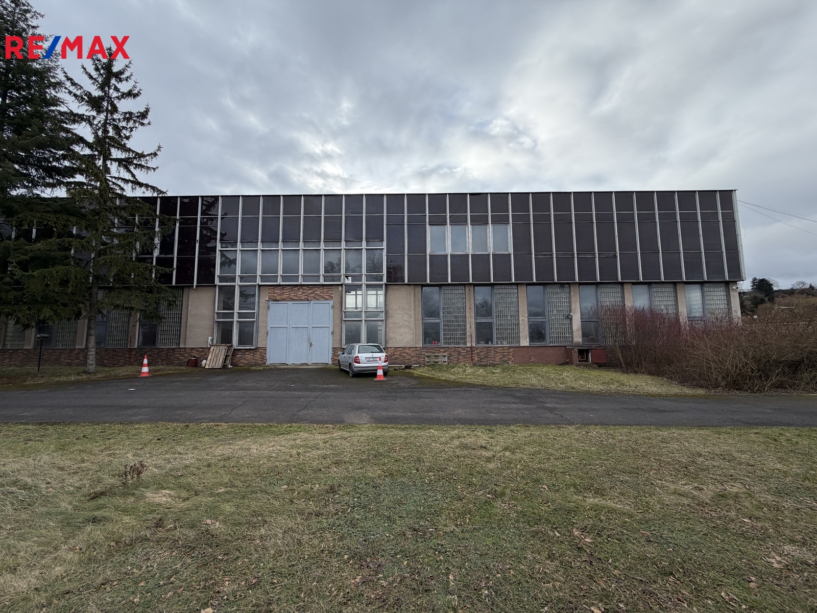 přední pohled na vjezd do dílny