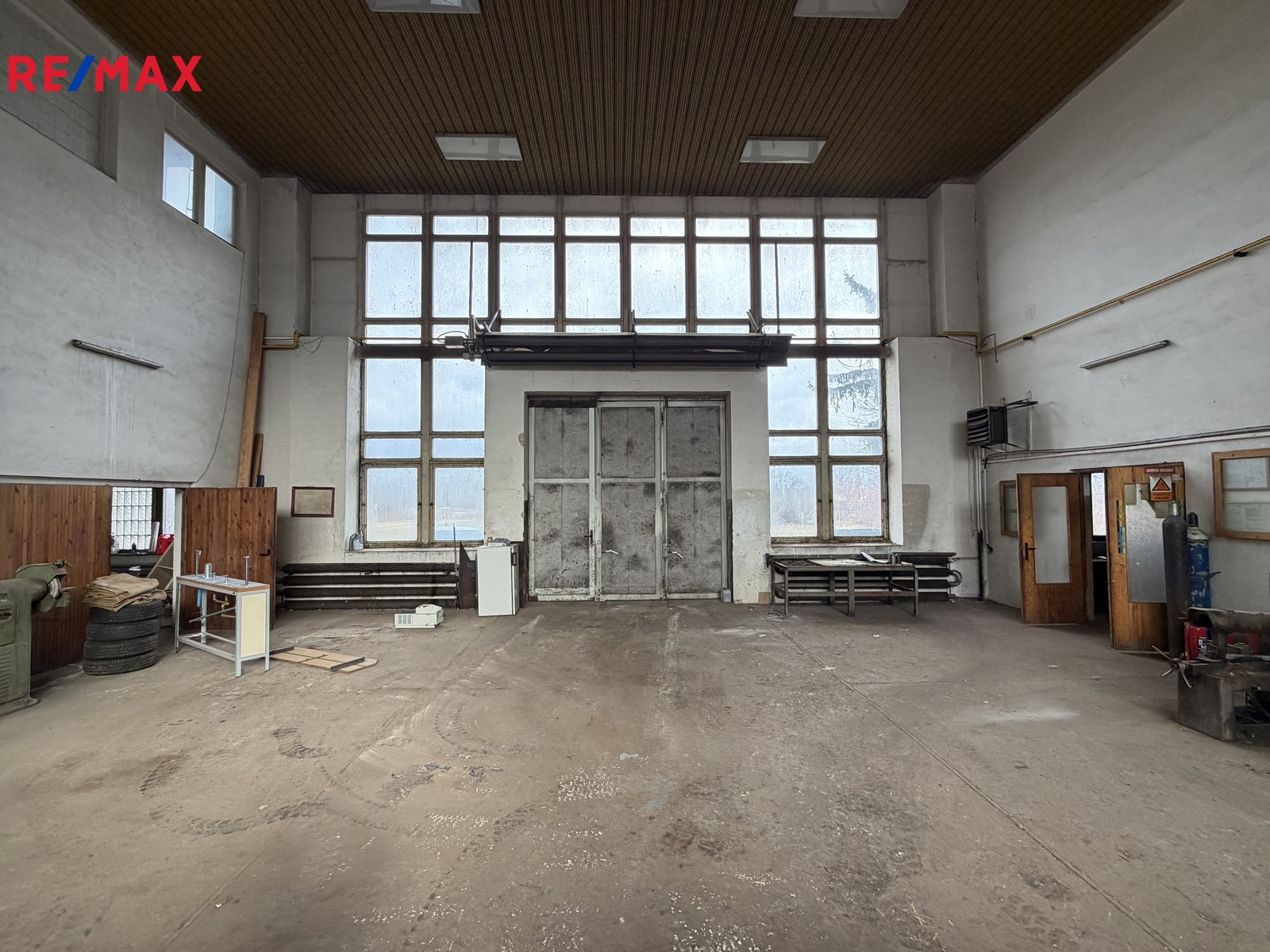 pohled v hlavní dílně na vjezd