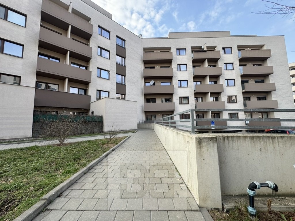 A5C48E7F-5684-4F27-B9FB-B07577F6054F_1_105_c