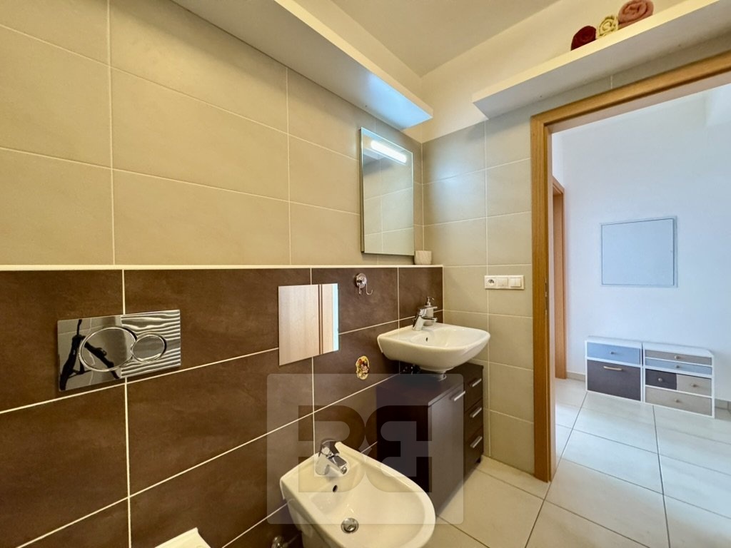 AED89BE9-E1F4-4D39-A1F3-29931B5F955A_1_105_c