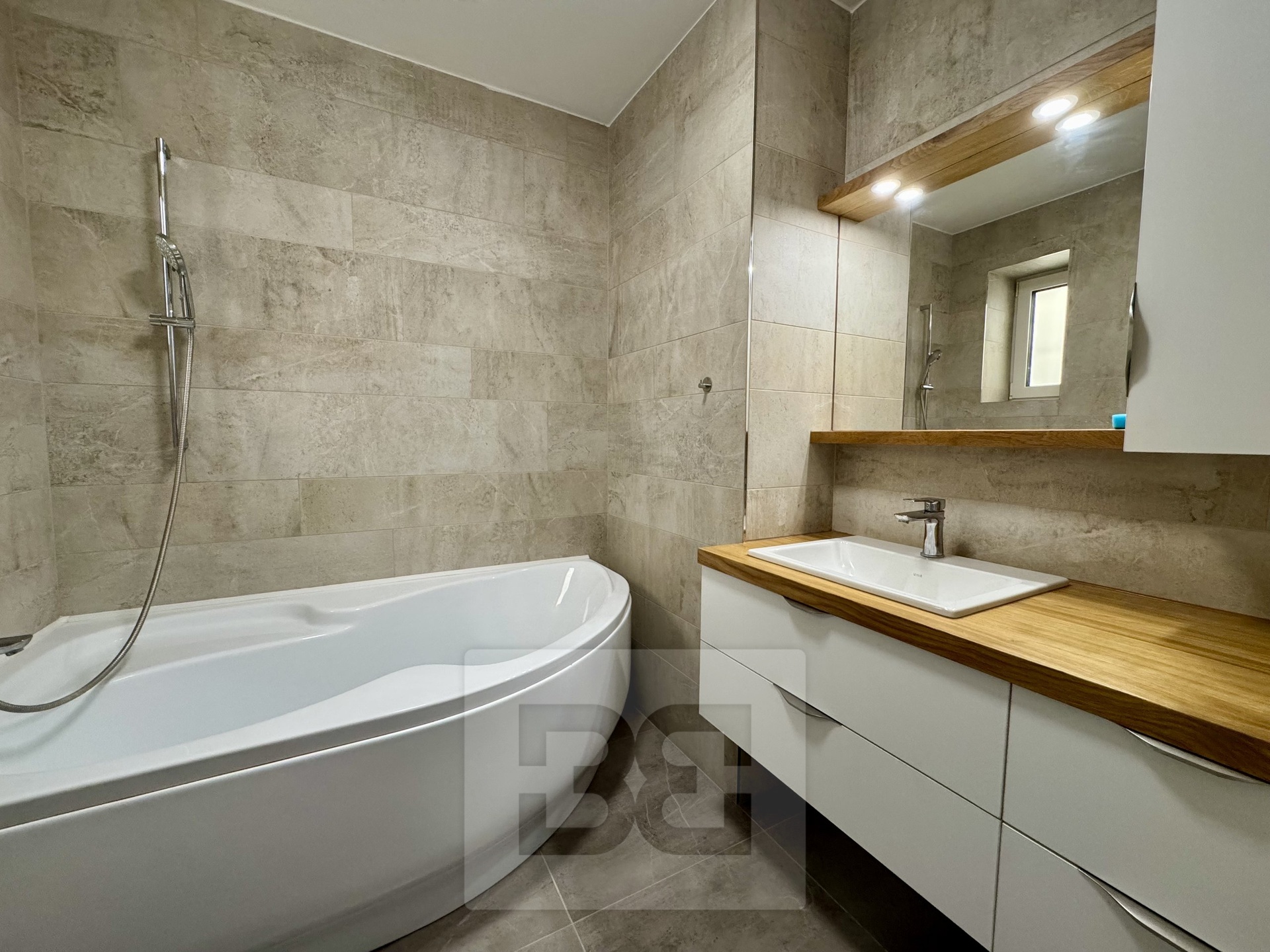 B8789D20-F88C-419D-948B-69F3A1F58A69_1_201_a