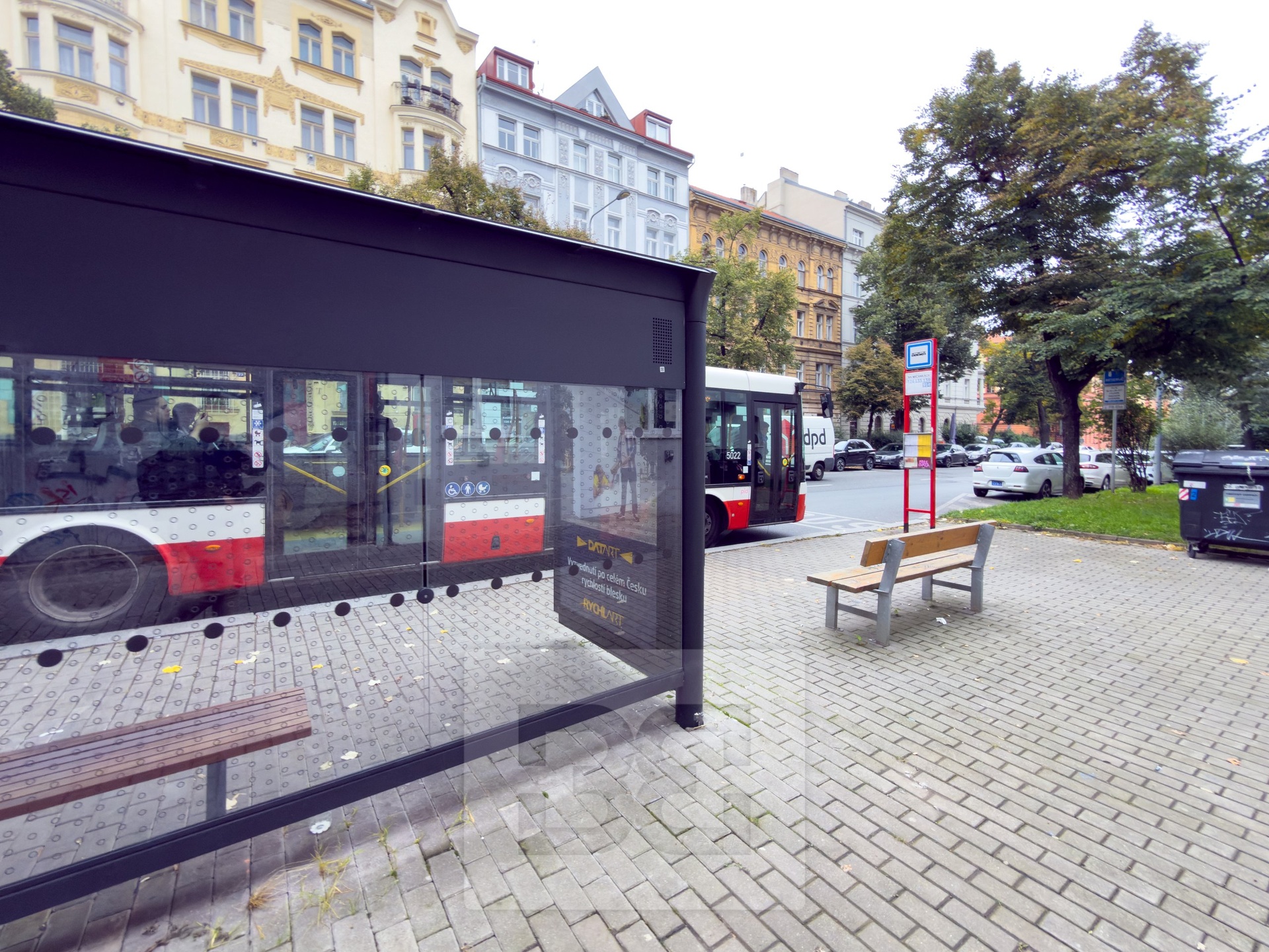 Zastávka před domem