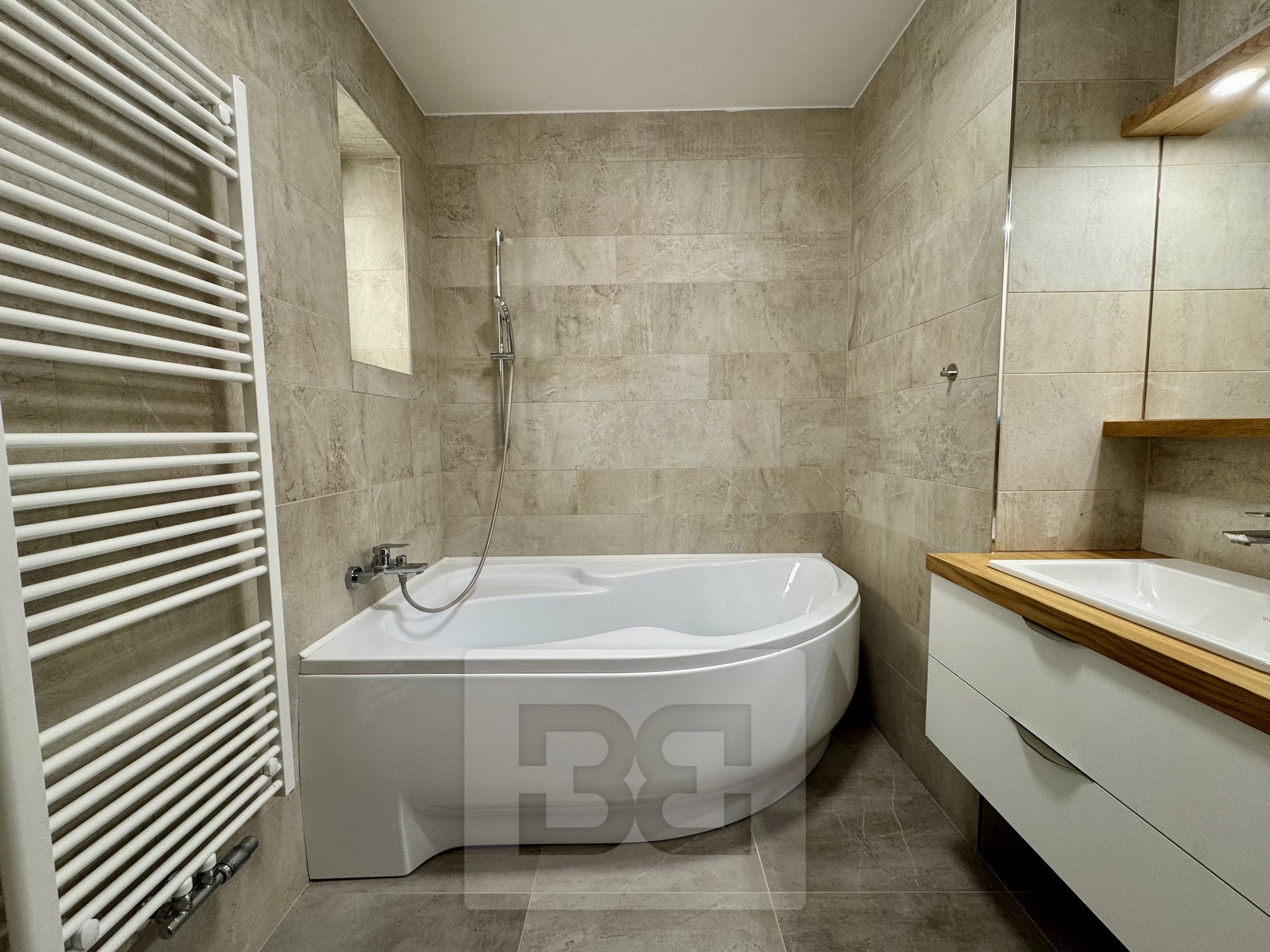 8319FC0D-BF93-4B34-9EF8-D2D47E0B4DAB_1_201_a