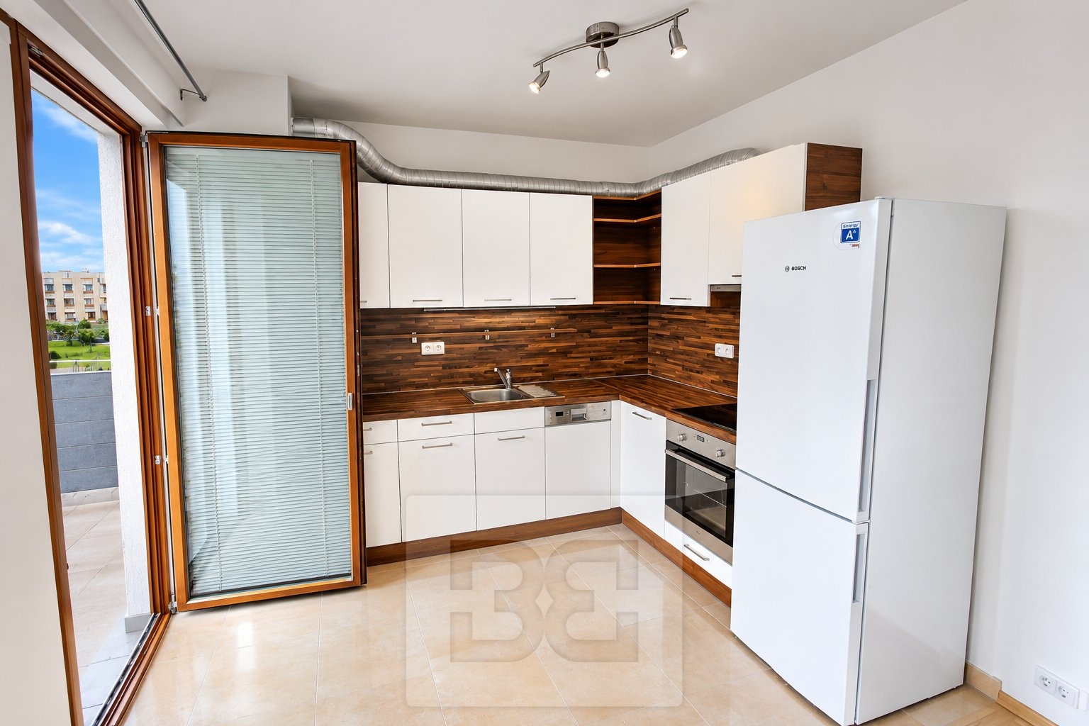 Světlá moderní kuchyně s balkonem