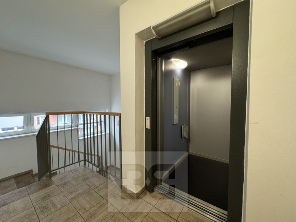 F81CD584-4E50-4991-9897-07BE78E23159_1_105_c