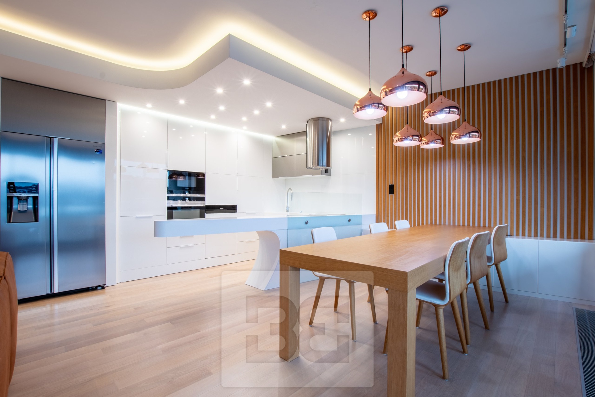 Kuchyň s jídelním stolem