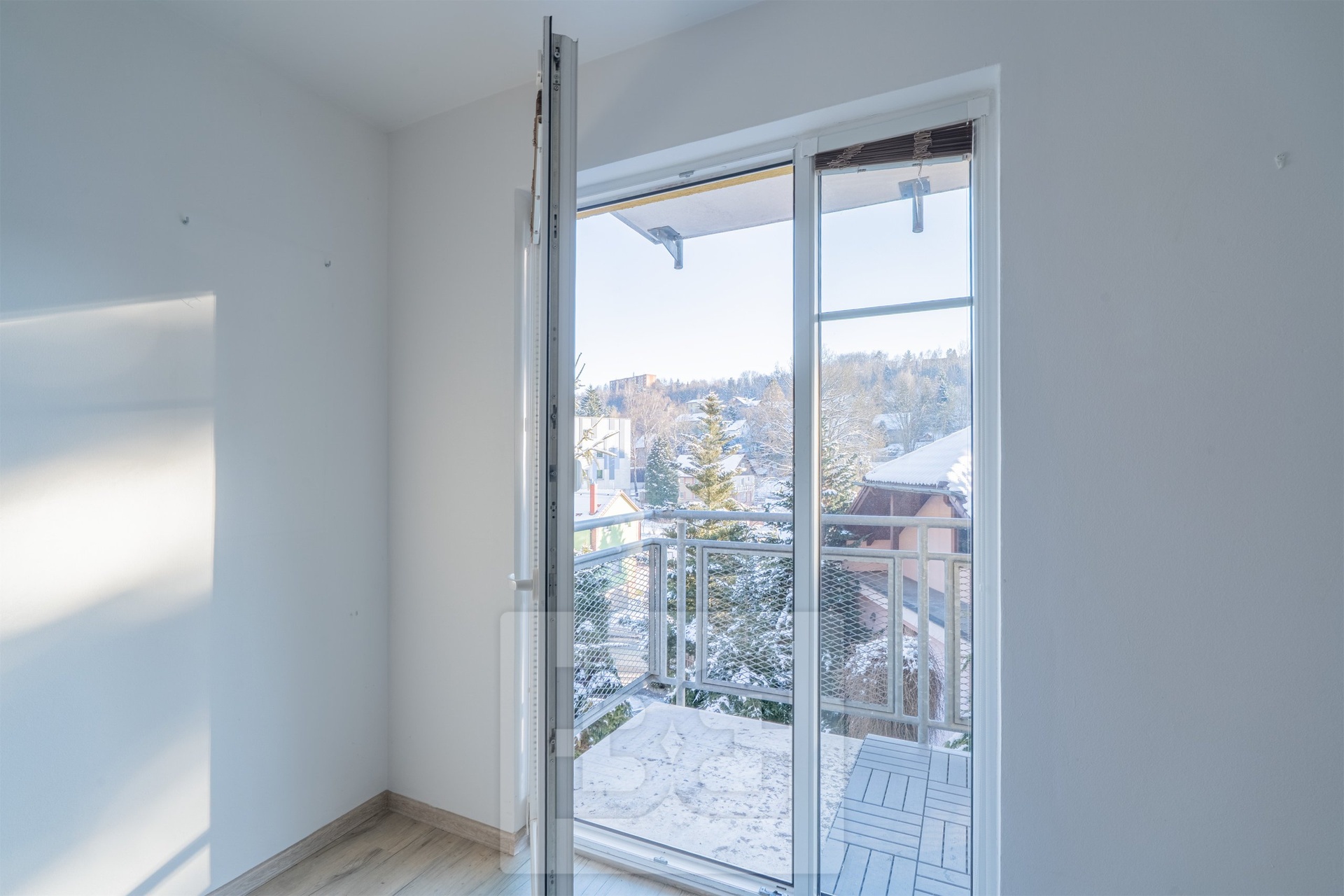 Obývací pokoj s kuchyní - pohled na balkon