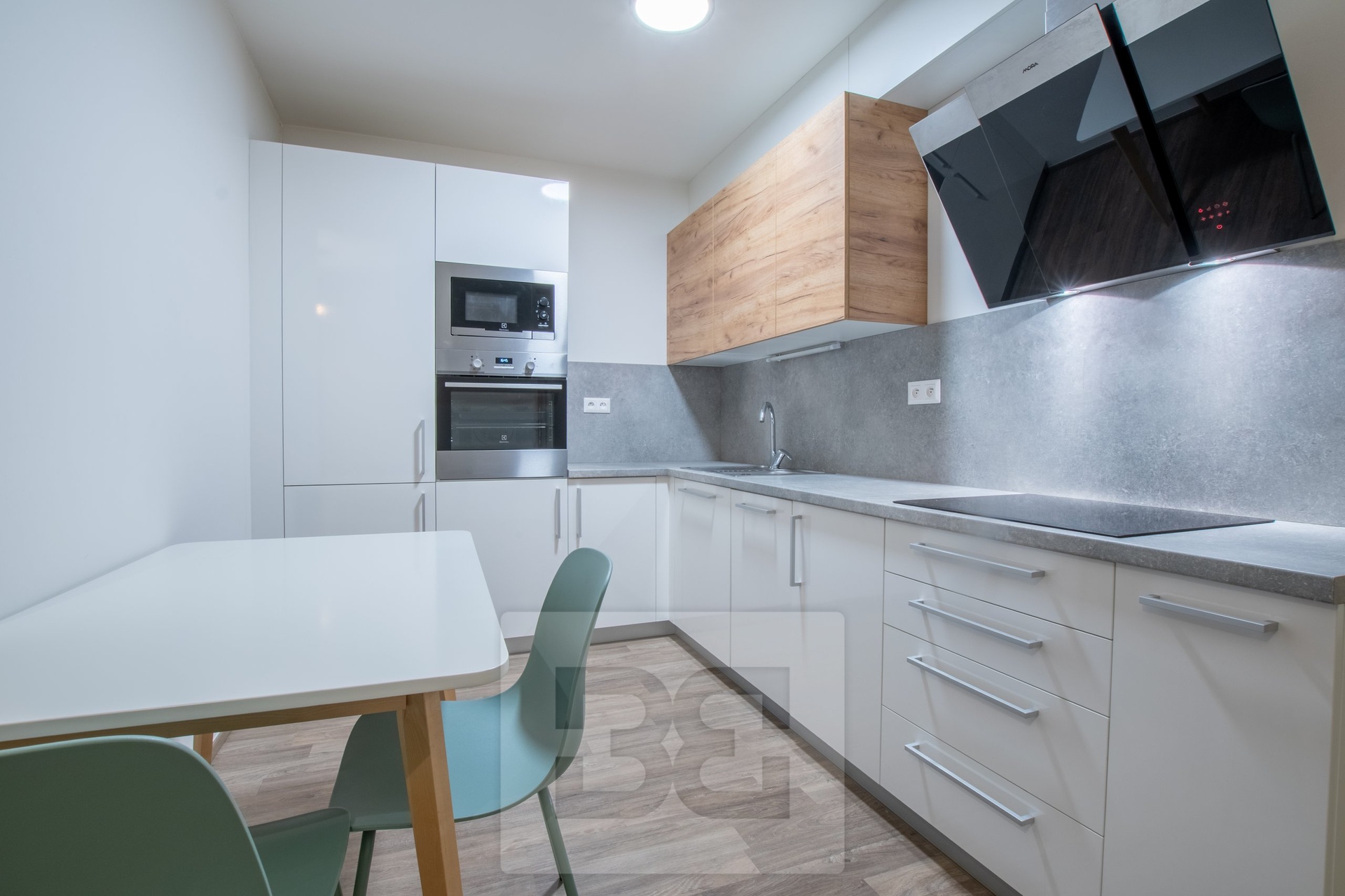 Kuchyň a jídelní stůl