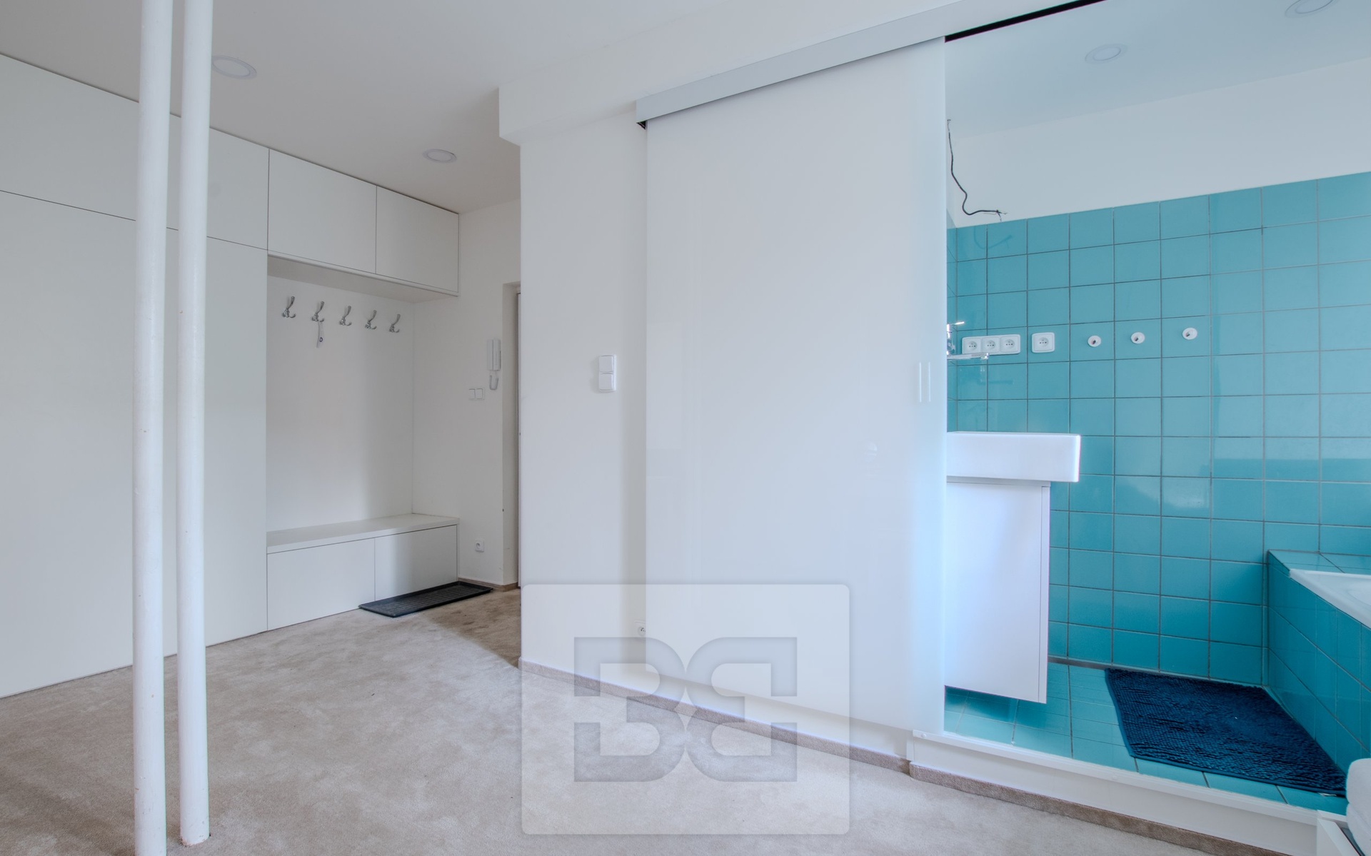 Ložnice - pohled na koupelnu a do předsíně