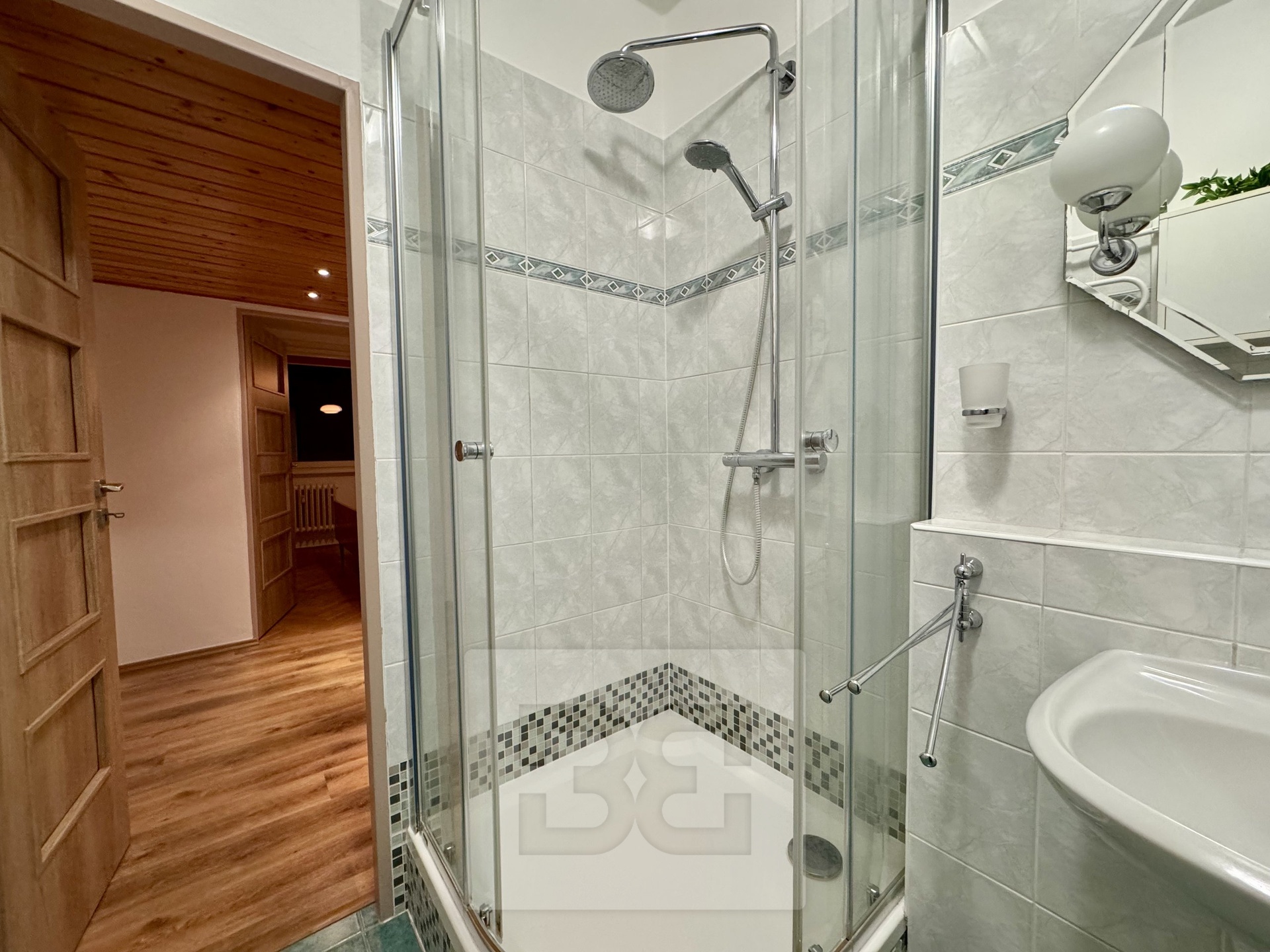 CE4B7EED-0A42-4D30-89ED-8EC4BB5A4B3D_1_201_a