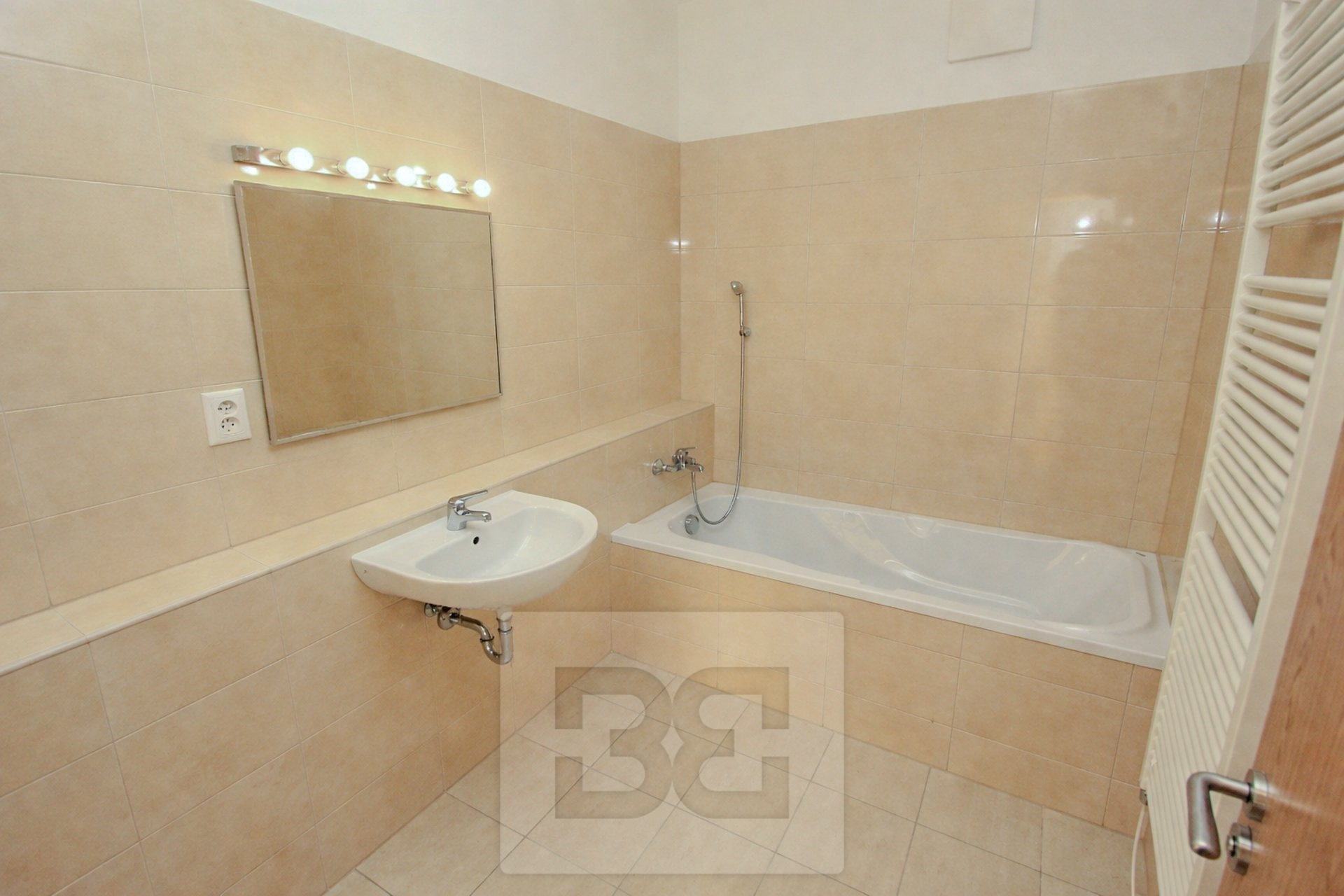 Prostorna? koupelna s moderni?m vybaveni?m