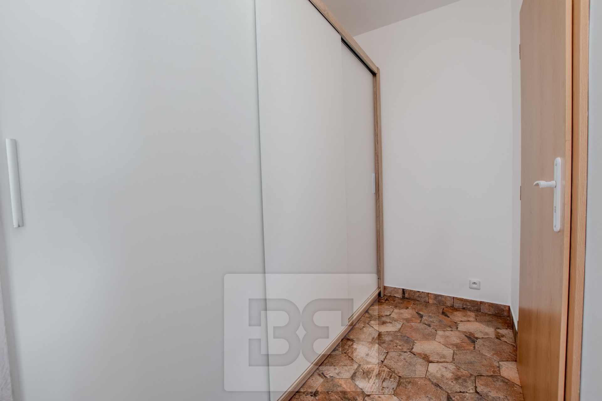 Chodba se skříní do ložnice