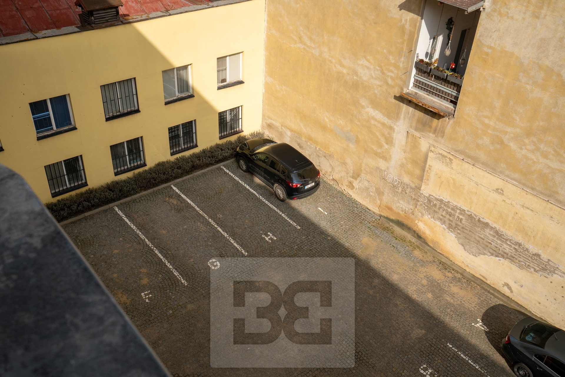 Pohled na parkovací stání