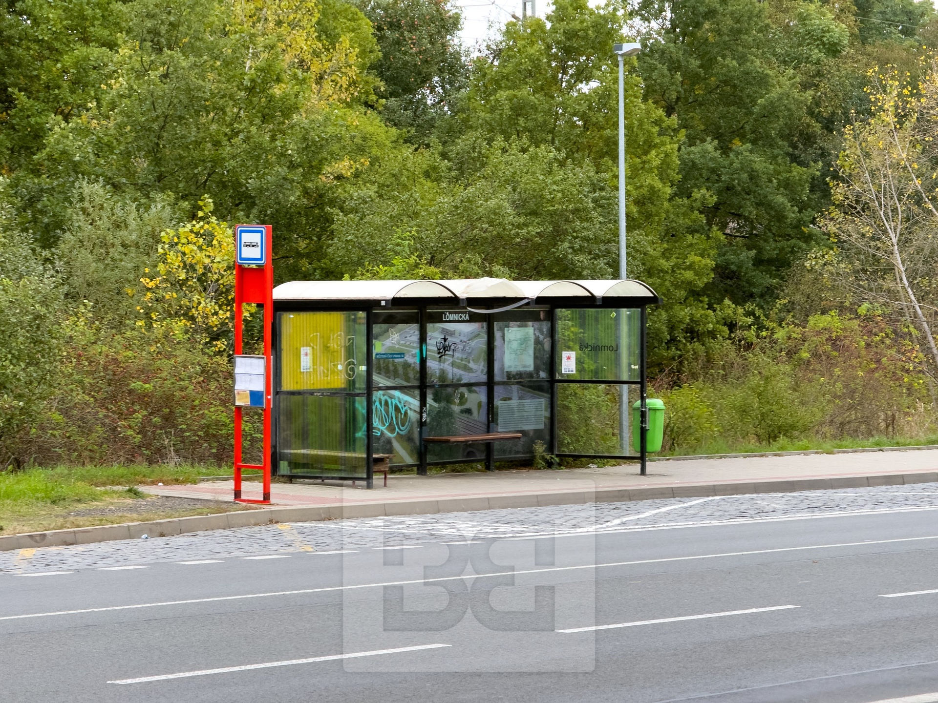 Autobusová zastávka před domem