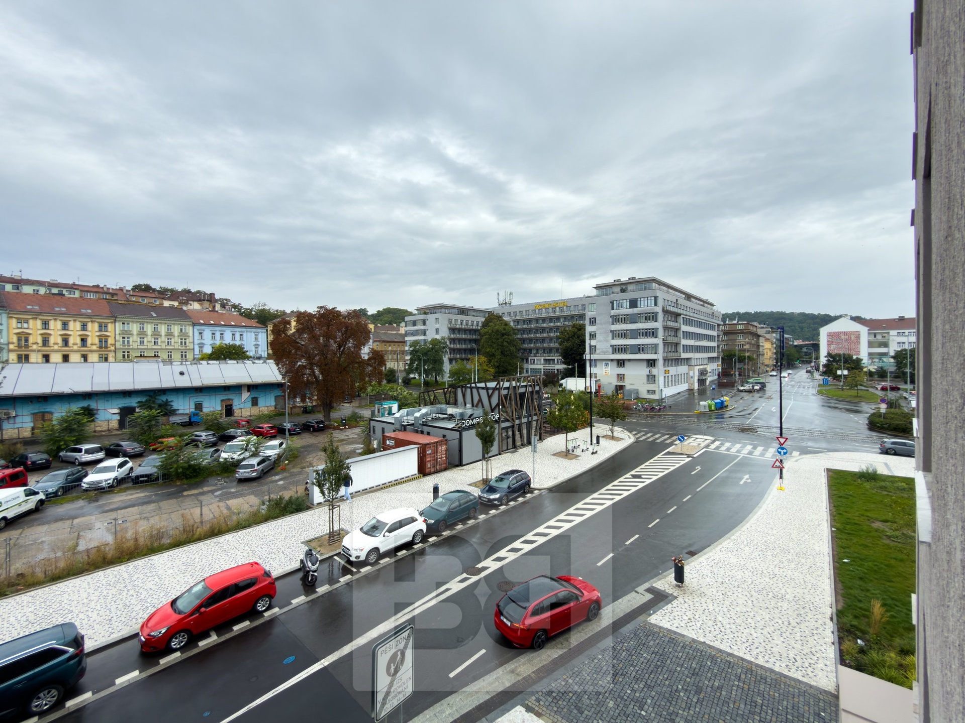 Pohled z okna směrem k metru