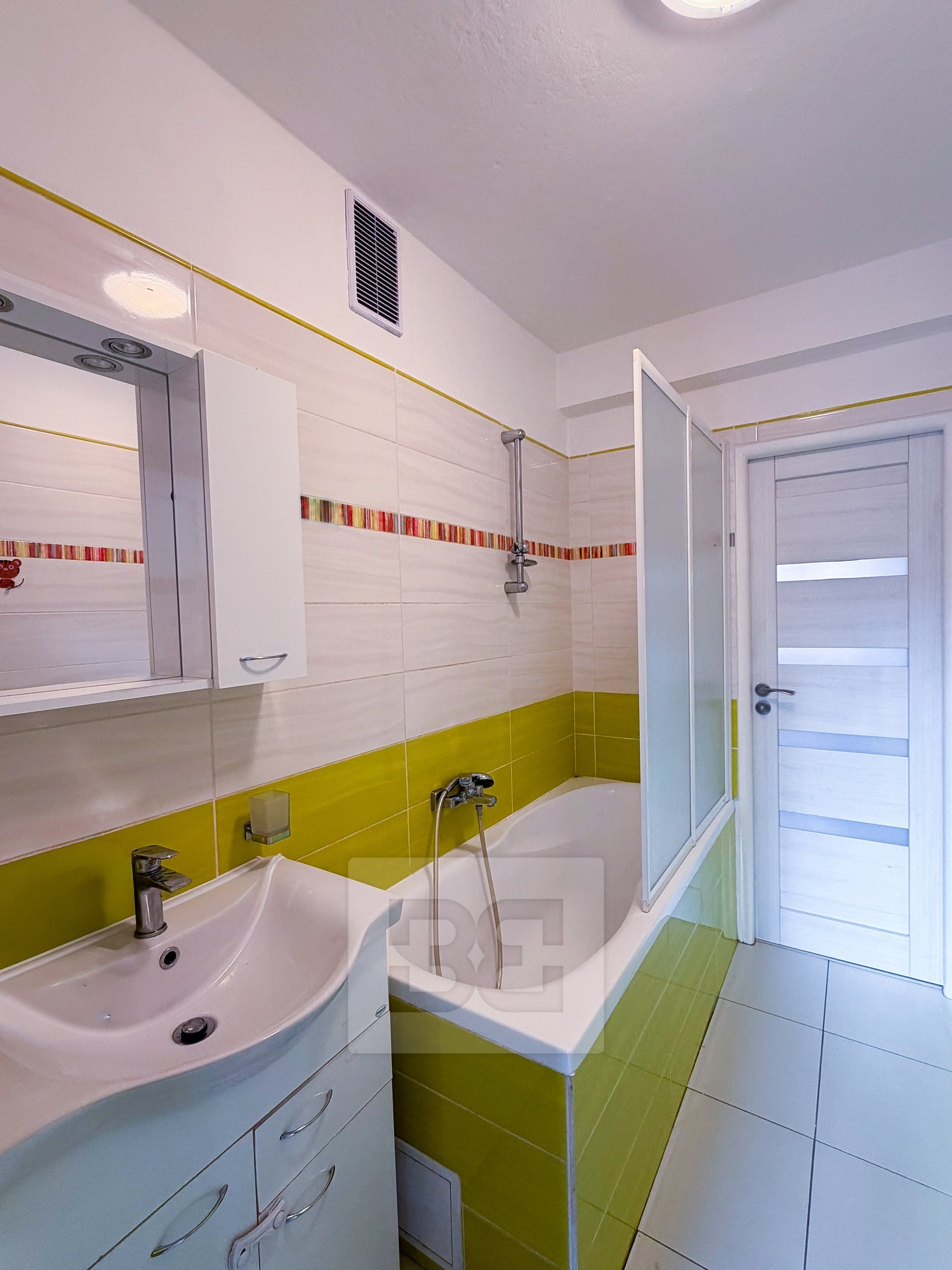 FF68D946-298E-4C4A-B62D-E26B28E5E5AA