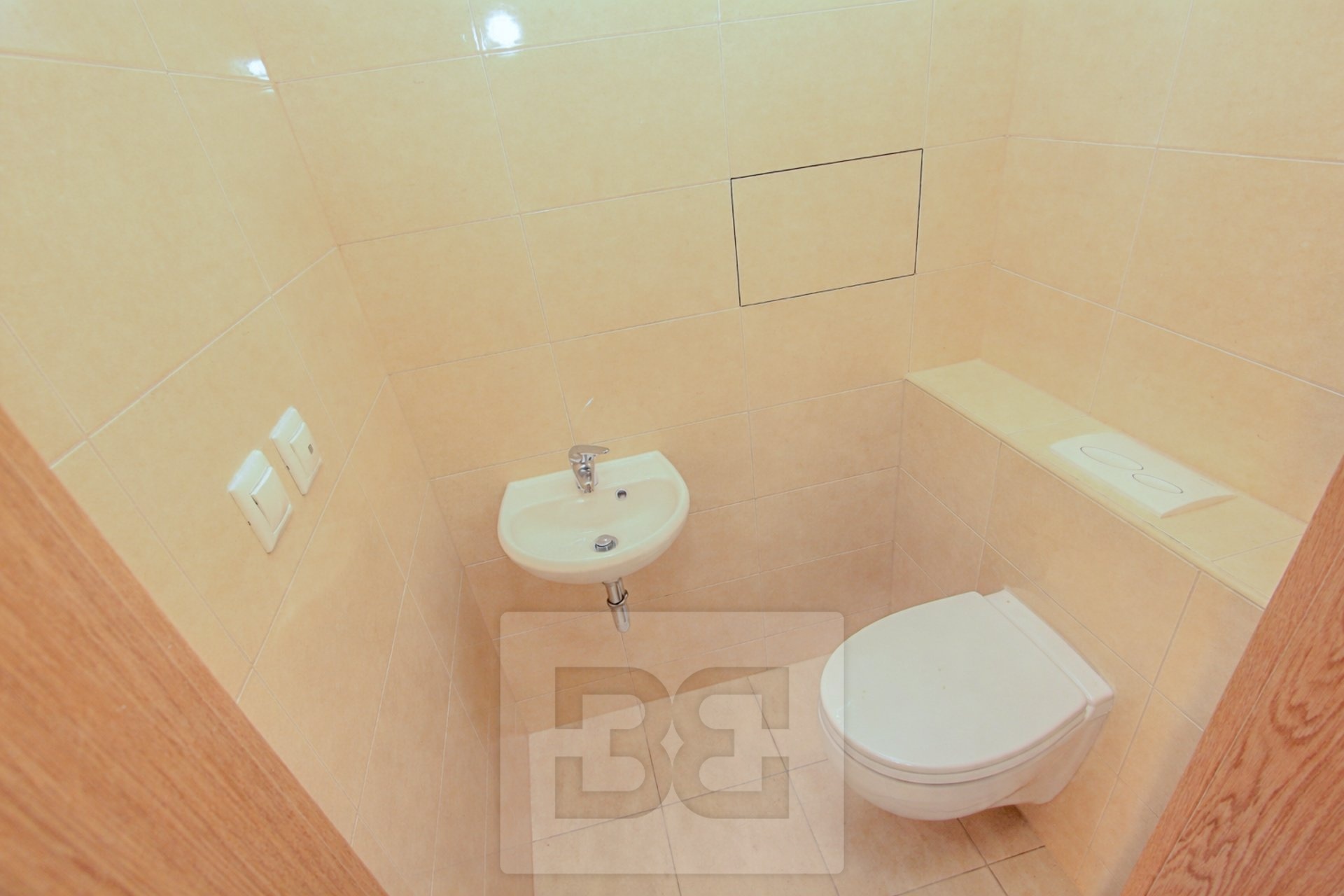 Mala? koupelna s toaletou a umyvadlem