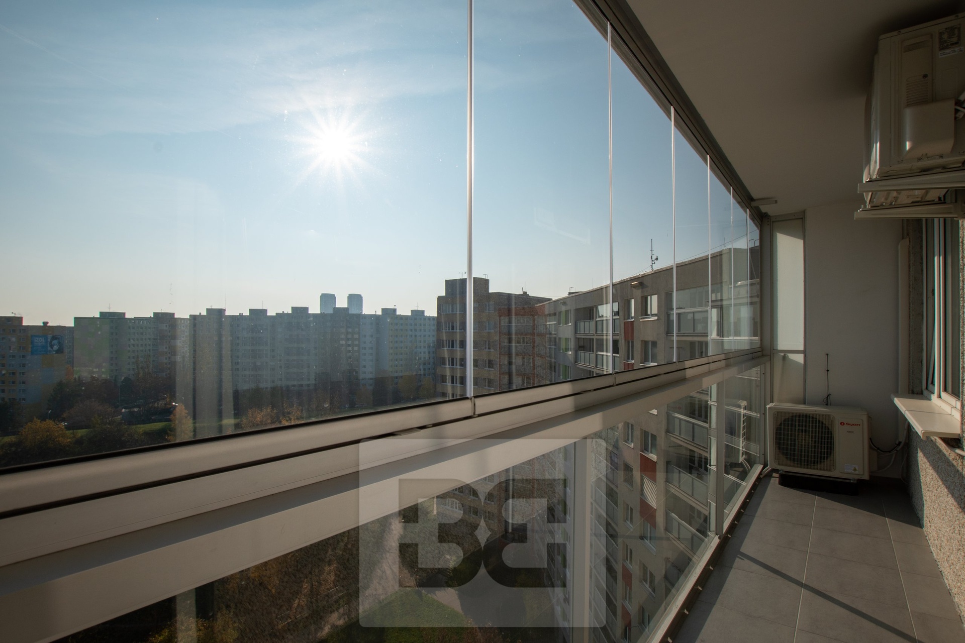 Zasklená lodžie s výhledem