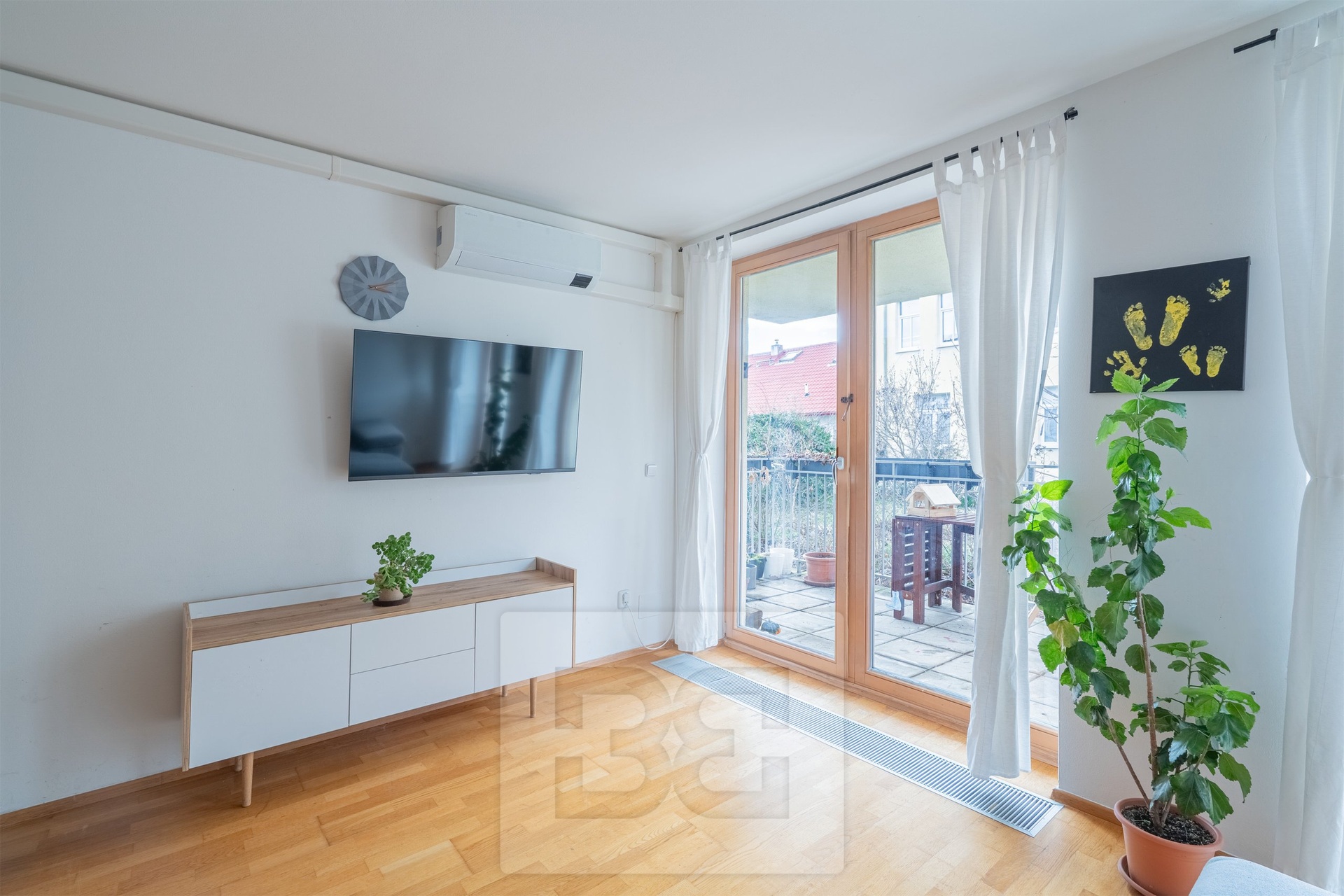 Obývací pokoj s kuchyní - pohled na balkon