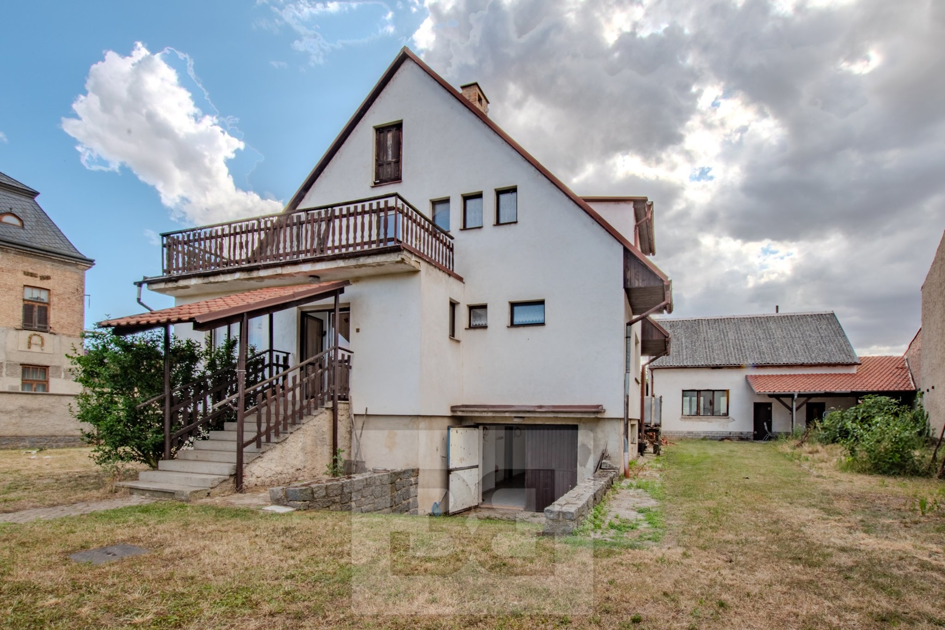Zepředu