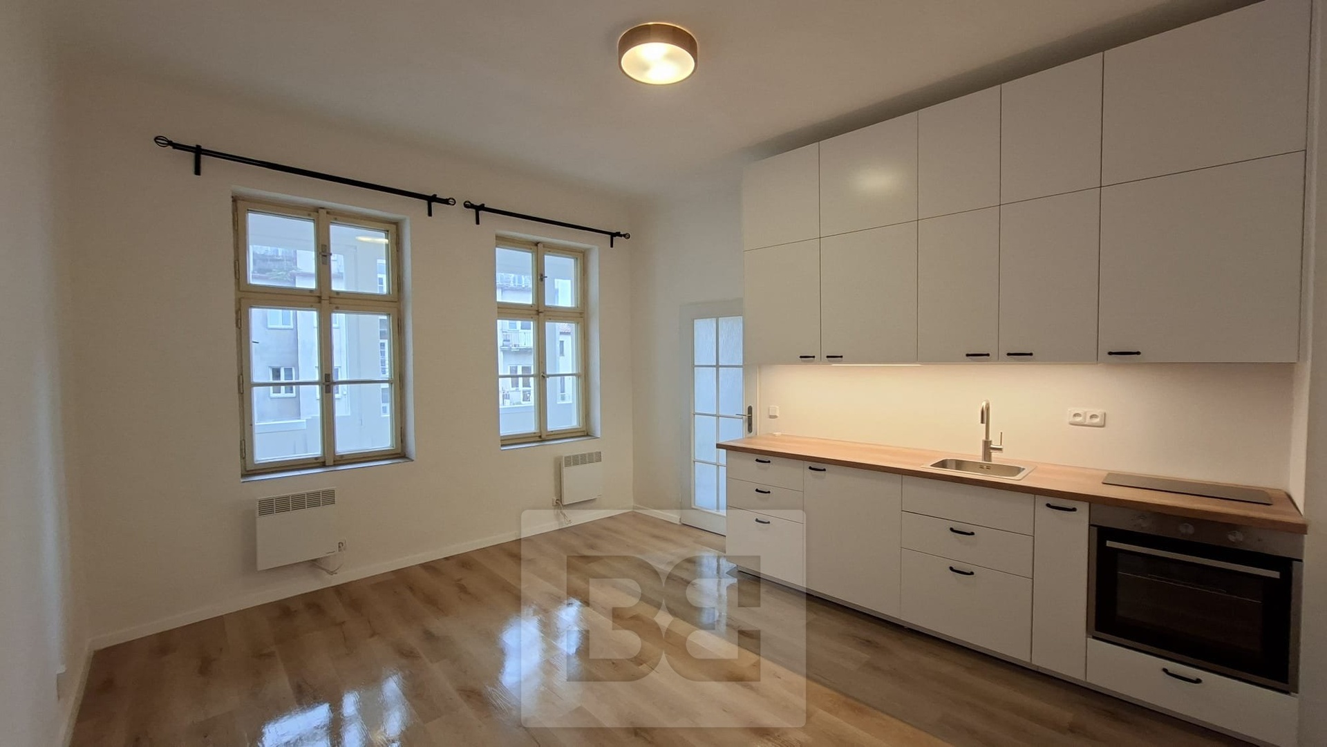 Obývací část - pohled na okna