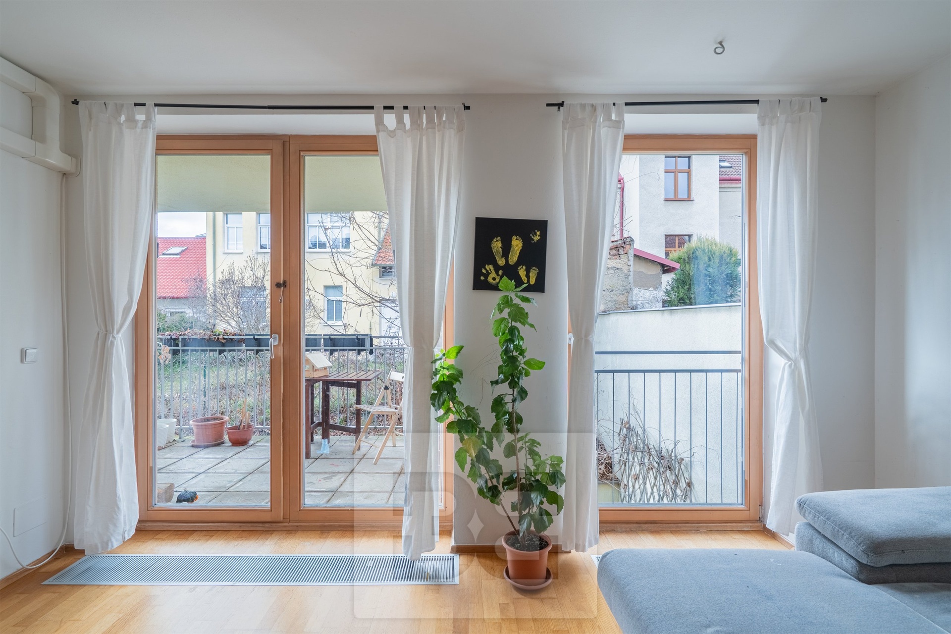 Obývací pokoj s kuchyní - pohled na balkon