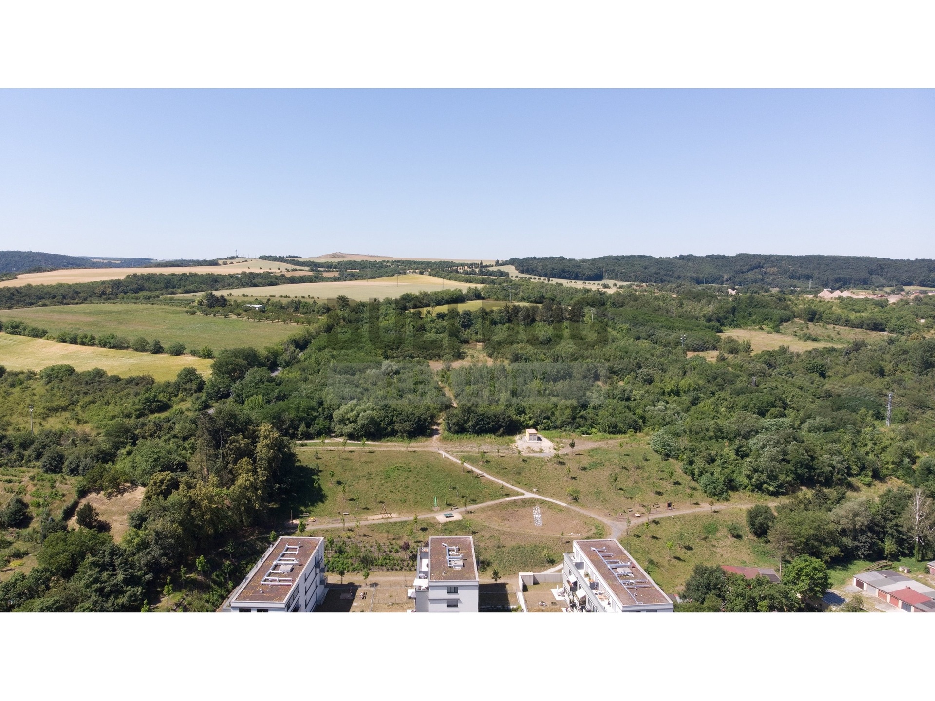pohled na park a zeleň za domem